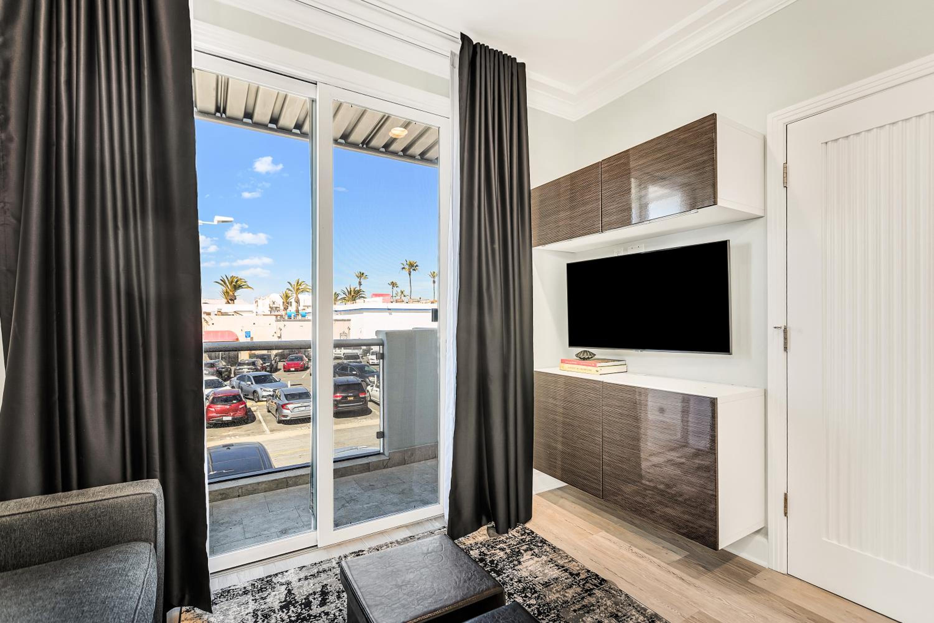 Deluxe Queen Suite - Photo 6