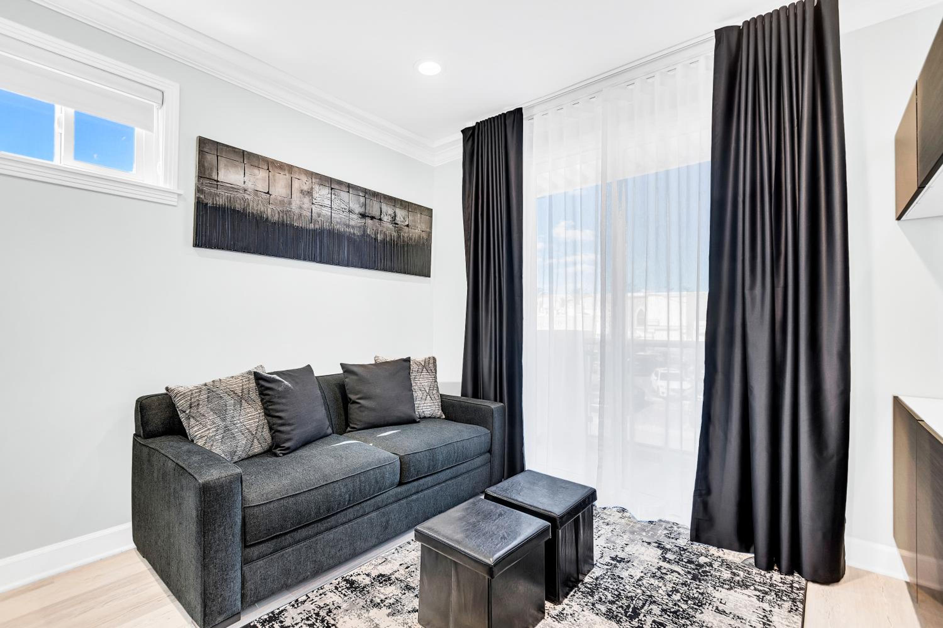 Deluxe Queen Suite - Photo 7