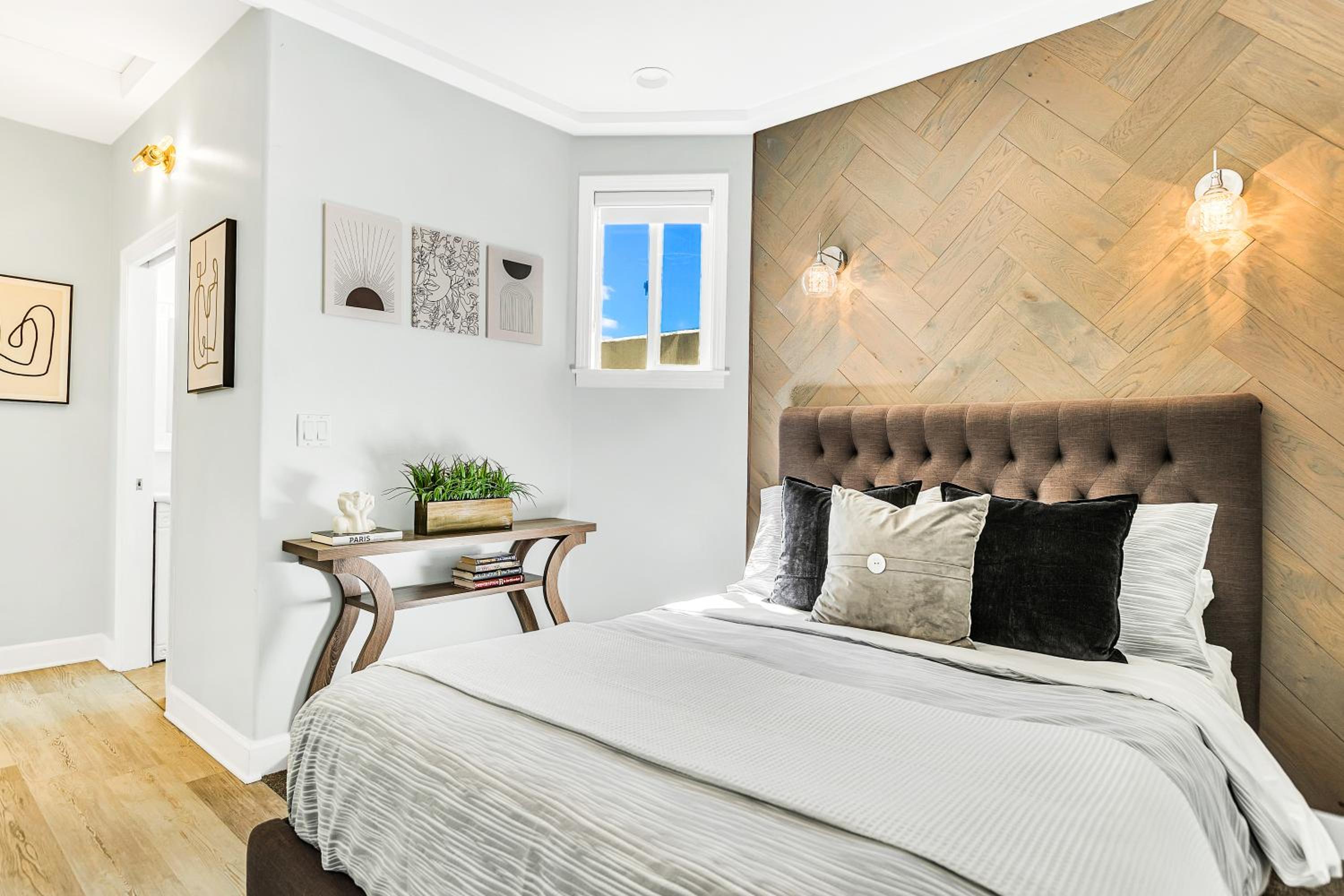 Deluxe Queen Suite - Photo 8