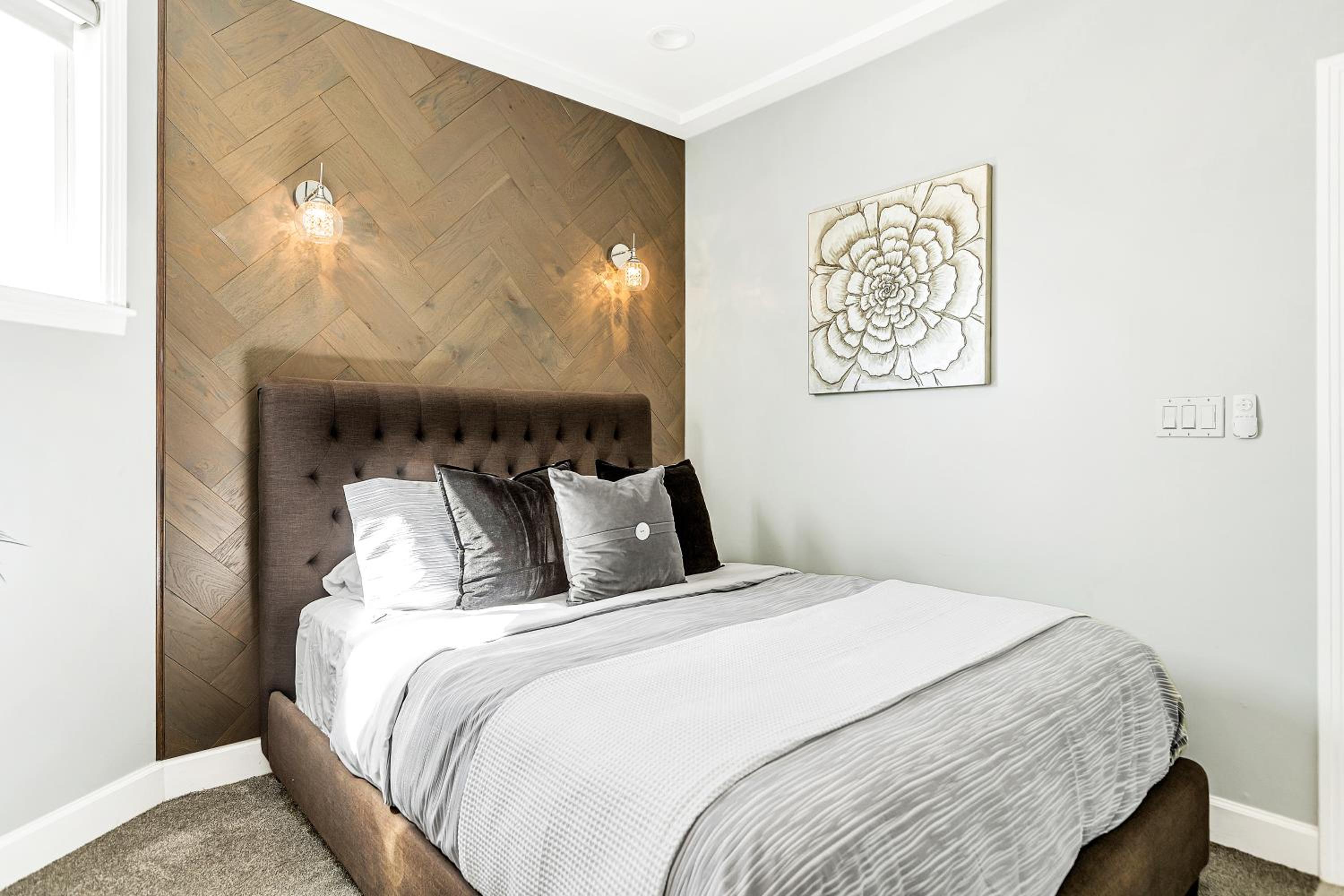 Deluxe Queen Suite - Photo 9