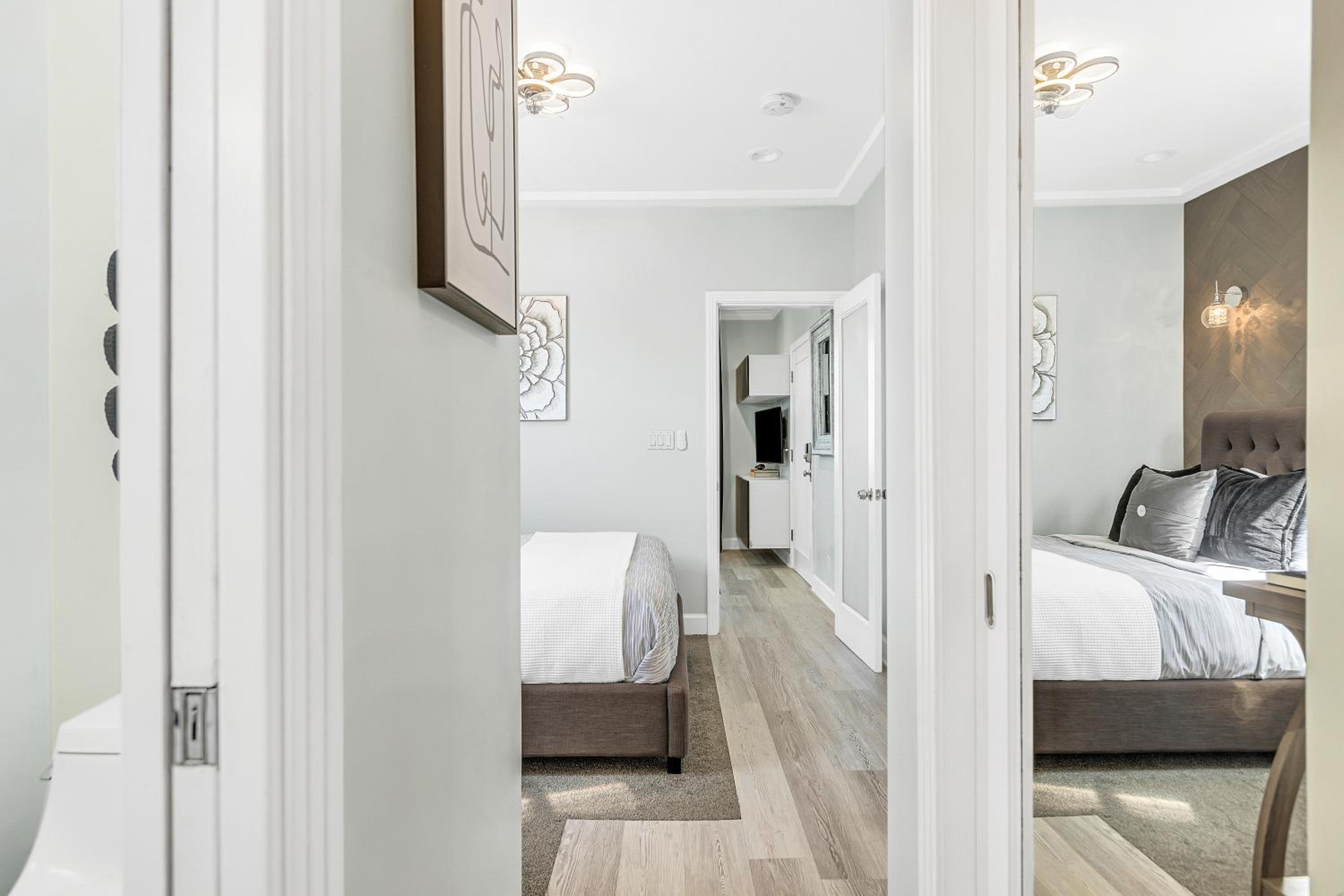 Deluxe Queen Suite - Photo 11