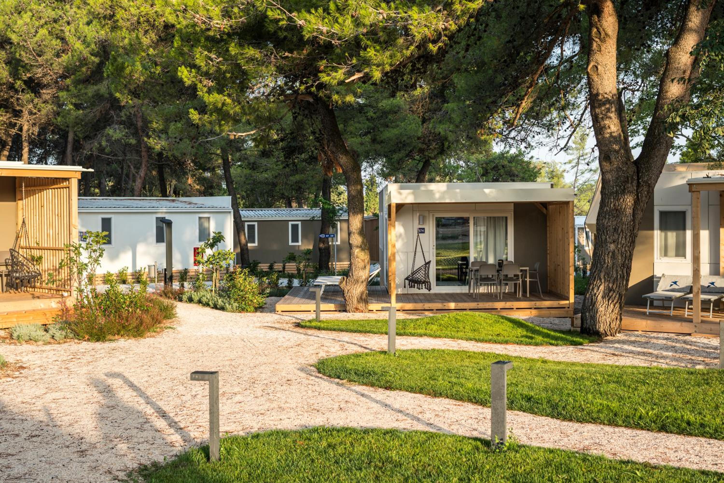 Premium Two-Bedroom Mobile Home with Terrace, Dog Friendly photo 3