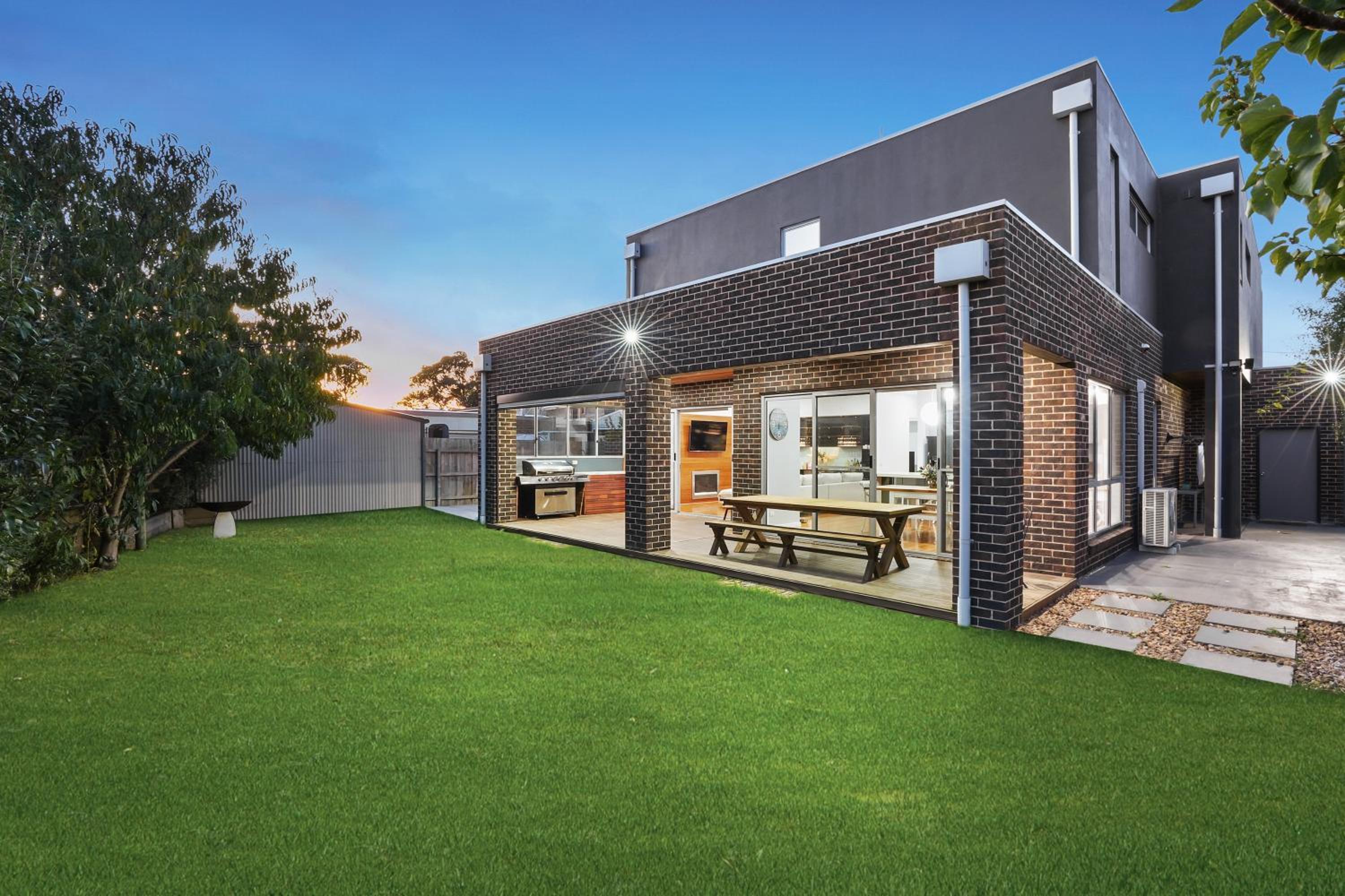 Five-Bedroom House photo 3