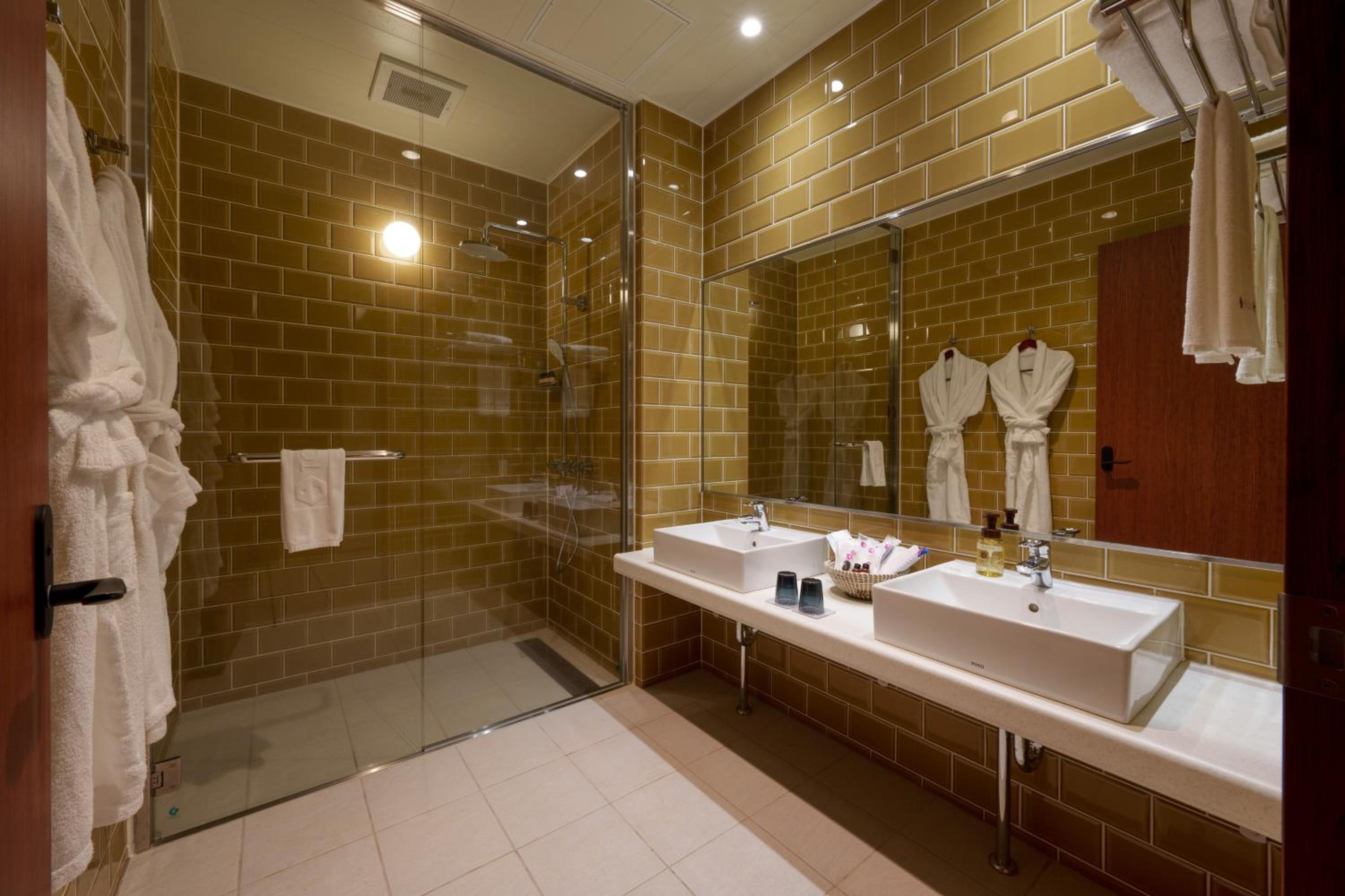 Deluxe Quadruple Room - Photo 6