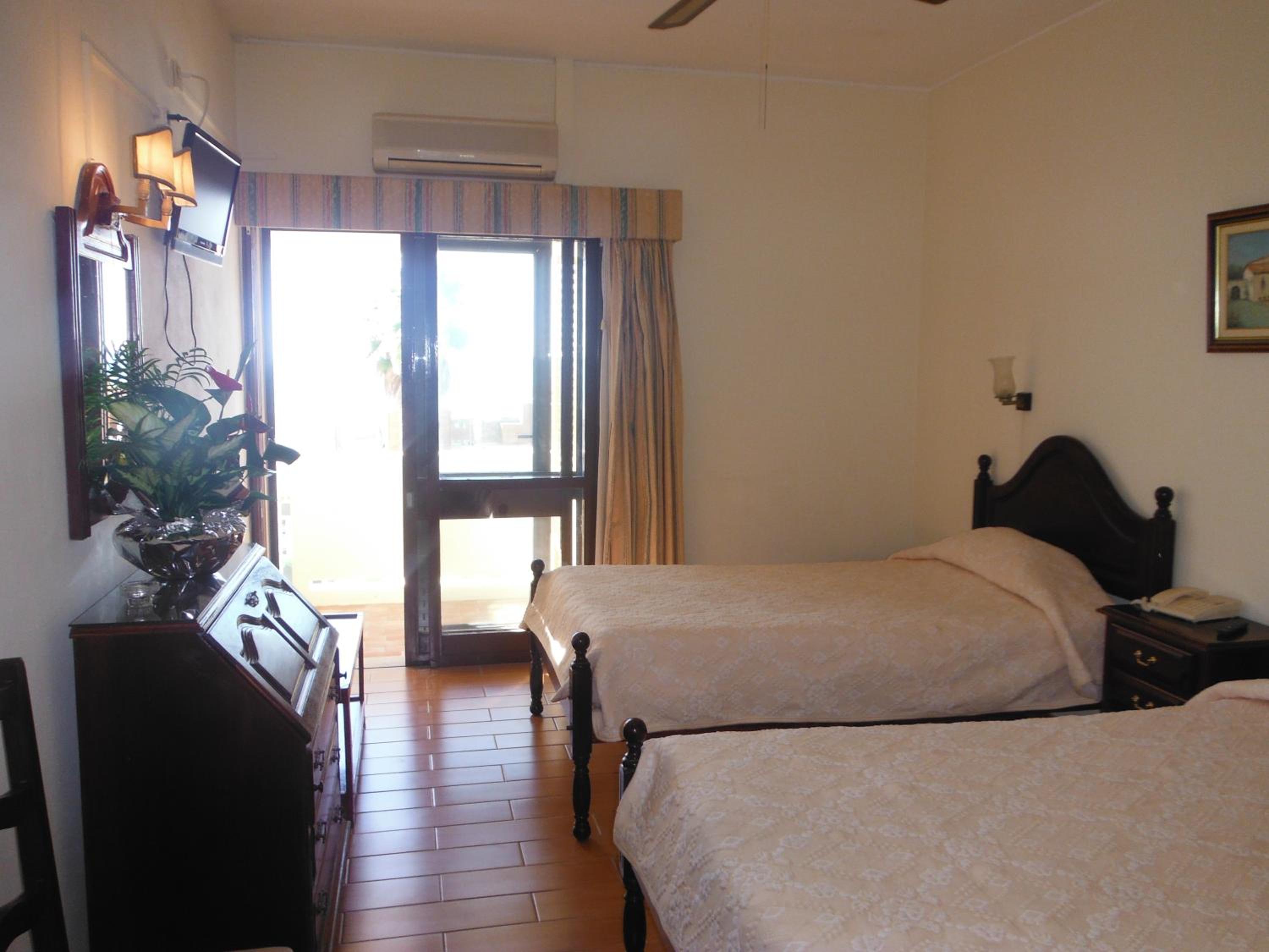Twin Room with Balcony and Side View - Photo 4
