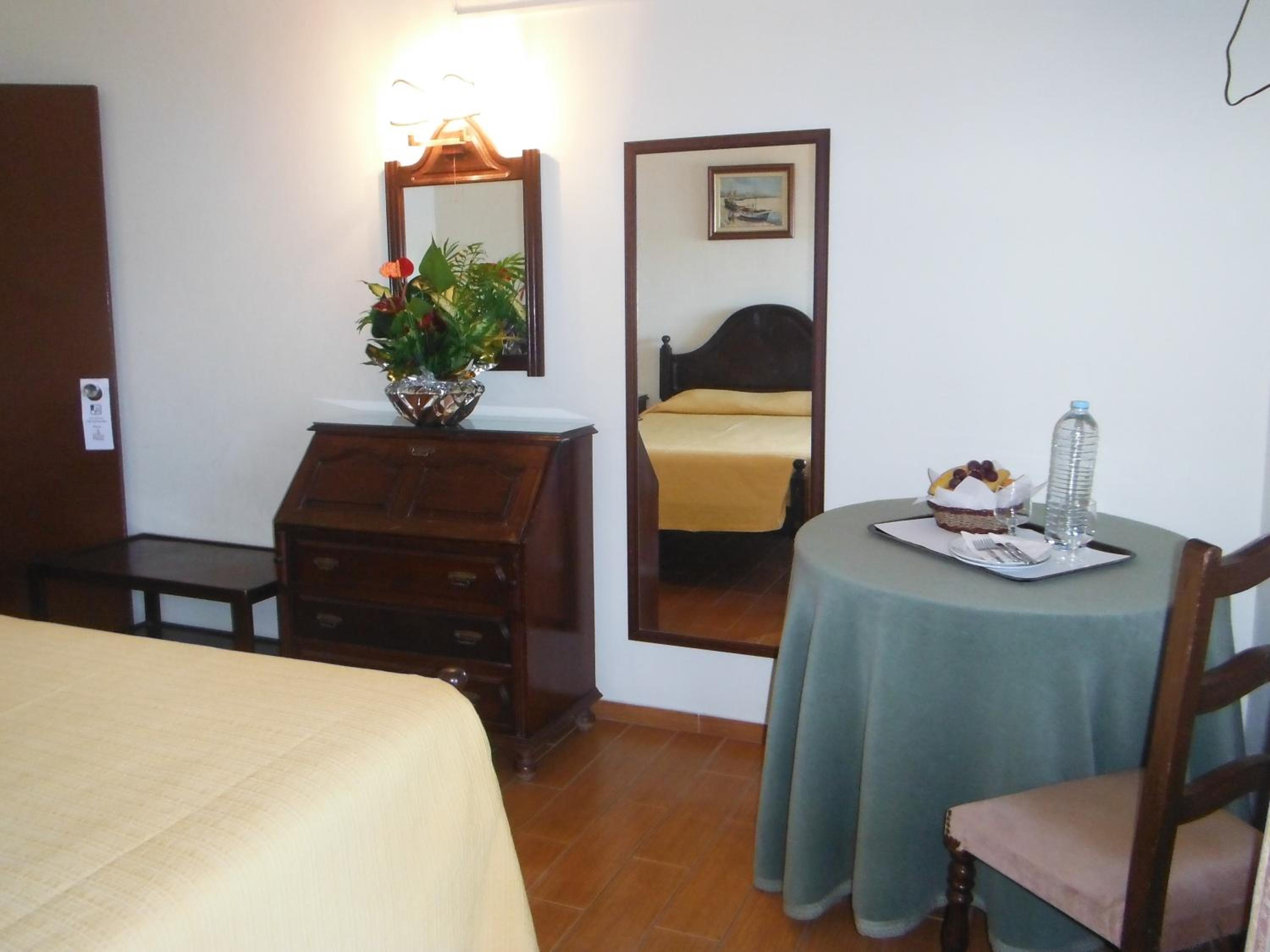 Double Room with Balcony and Side View - Photo 8