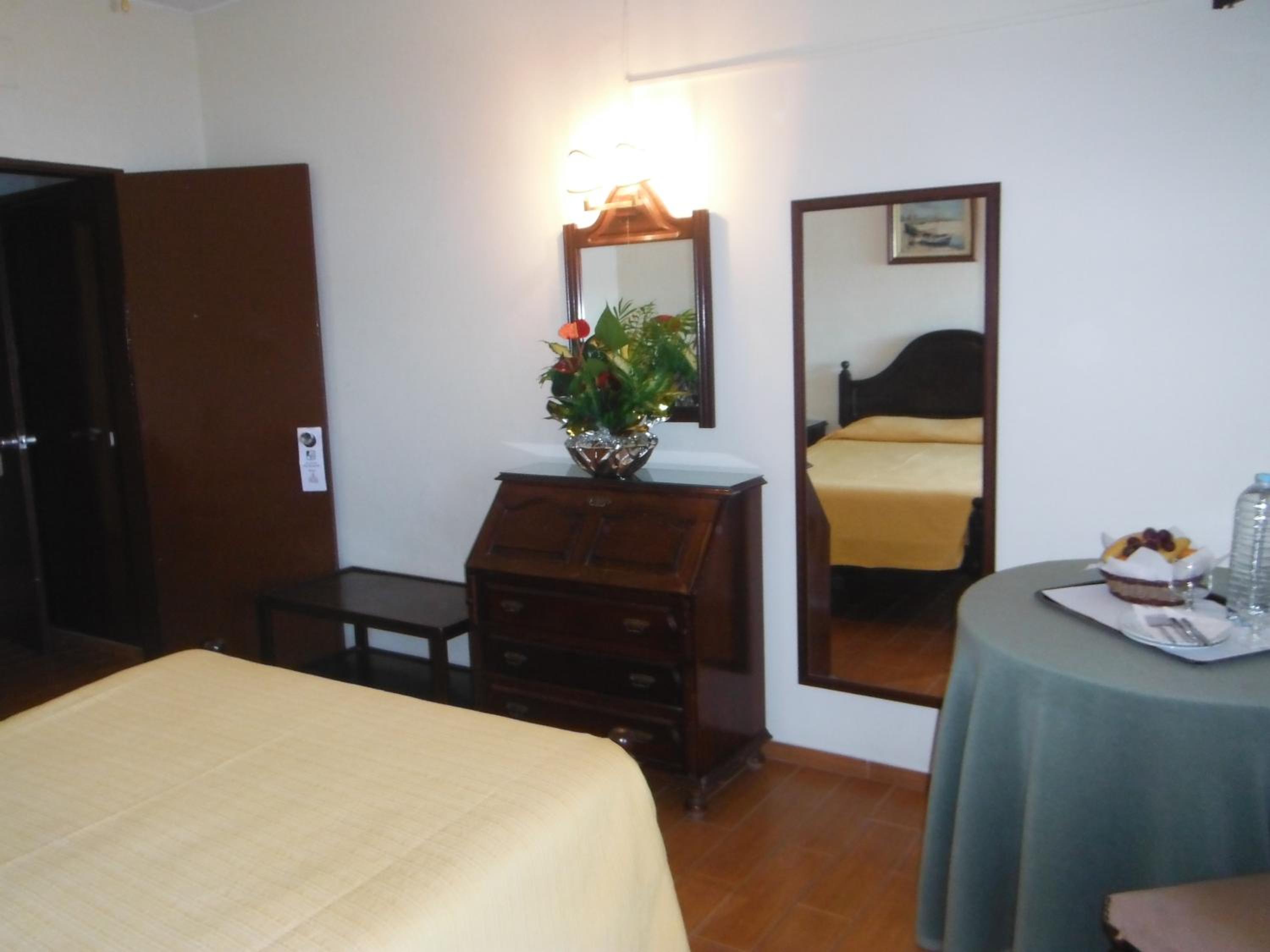 Double Room with Balcony and Side View - Photo 3