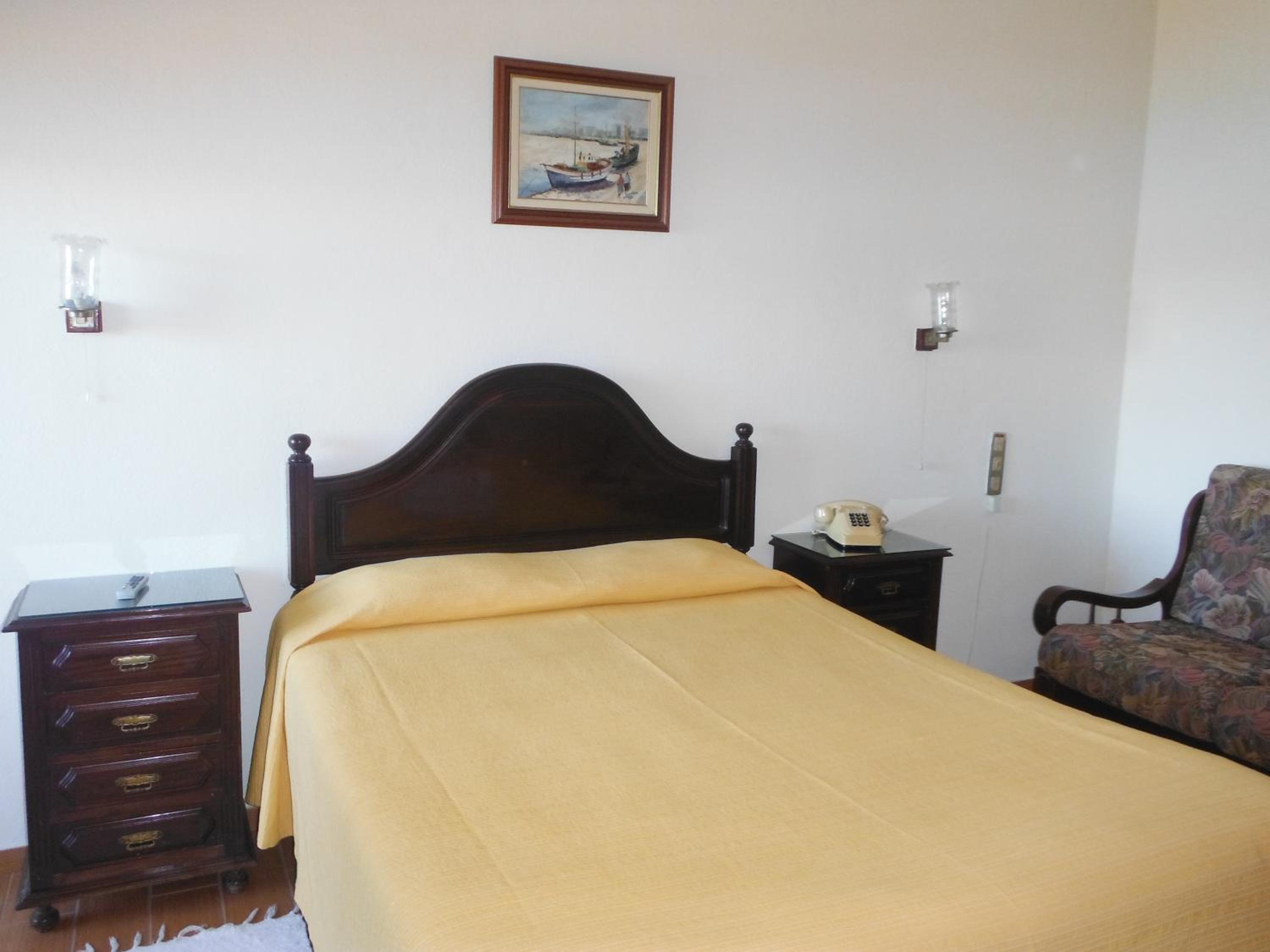 Double Room with Balcony and Side View - Photo 4