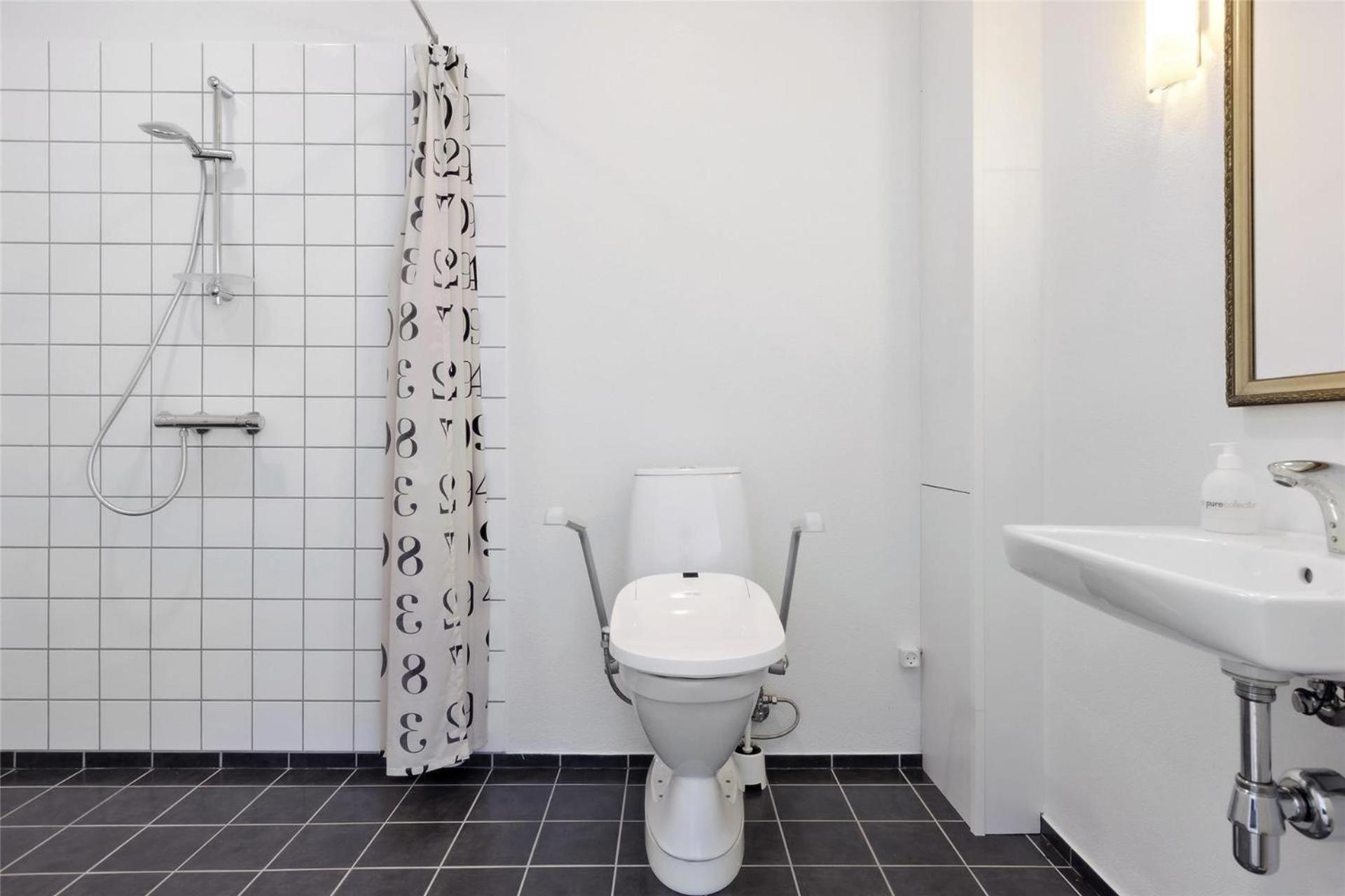 Twin Room - Disability Access photo 2
