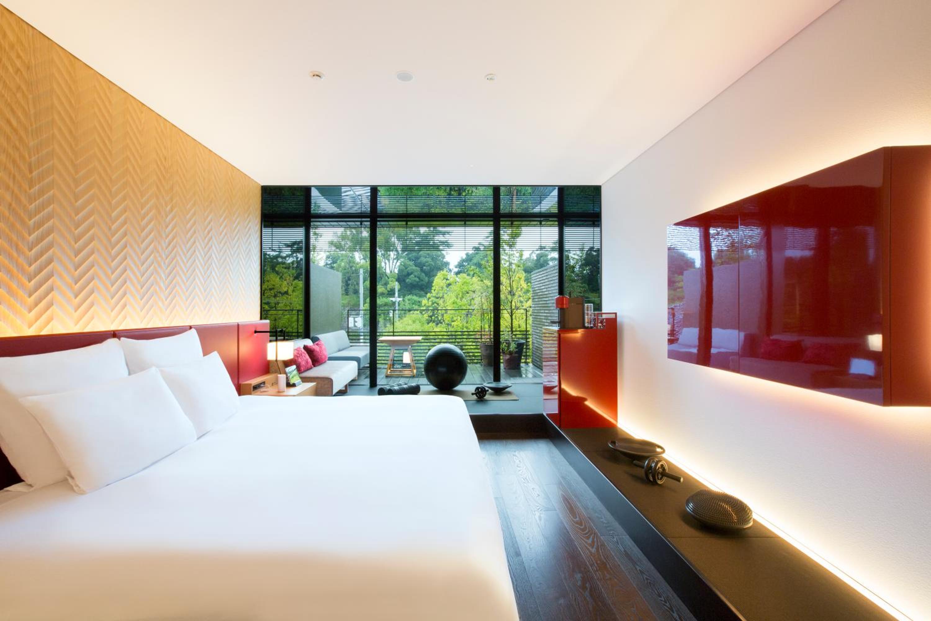 Deluxe King Room with Balcony - Photo 1