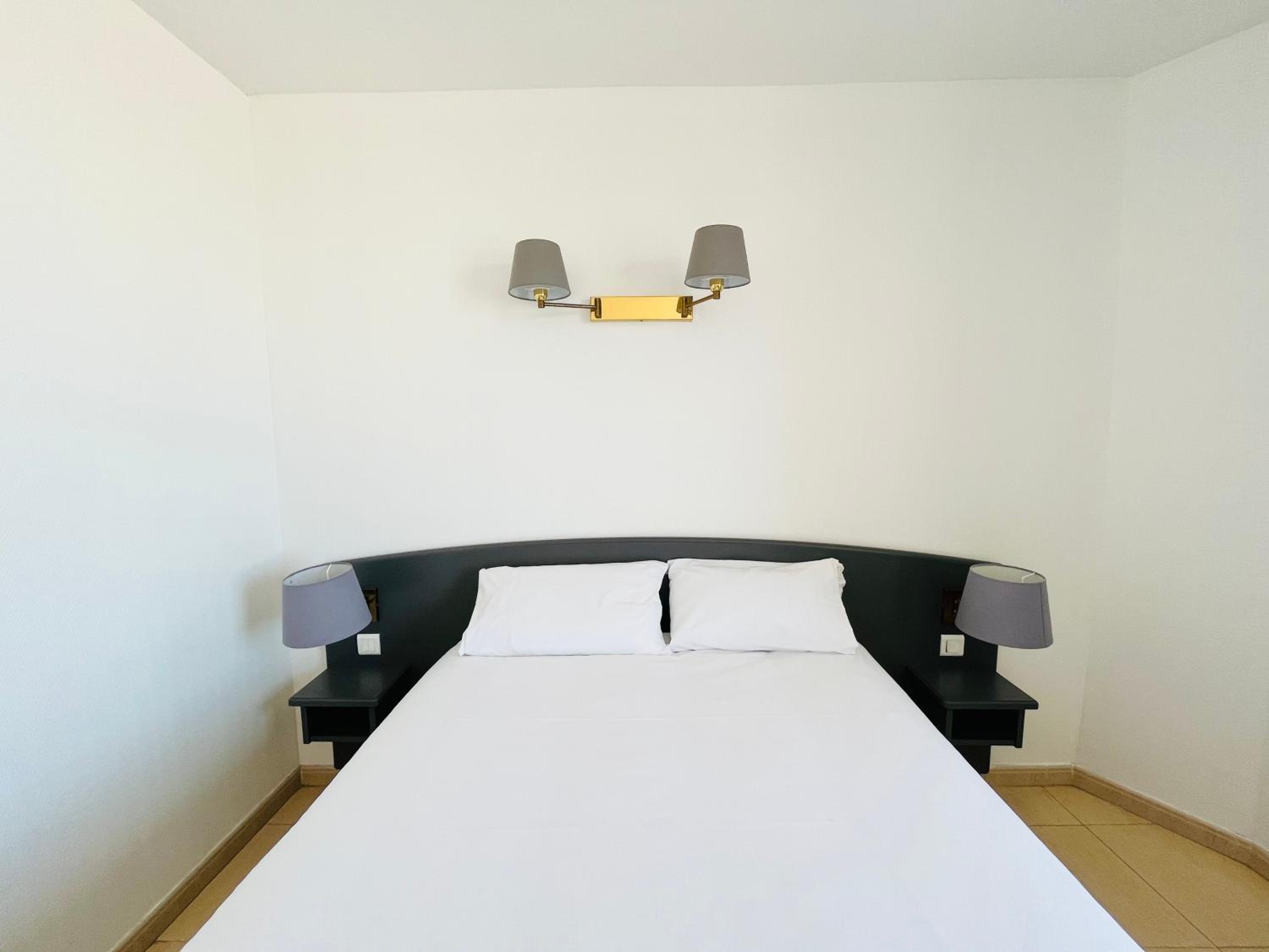 Double Room with Street View - Photo 3