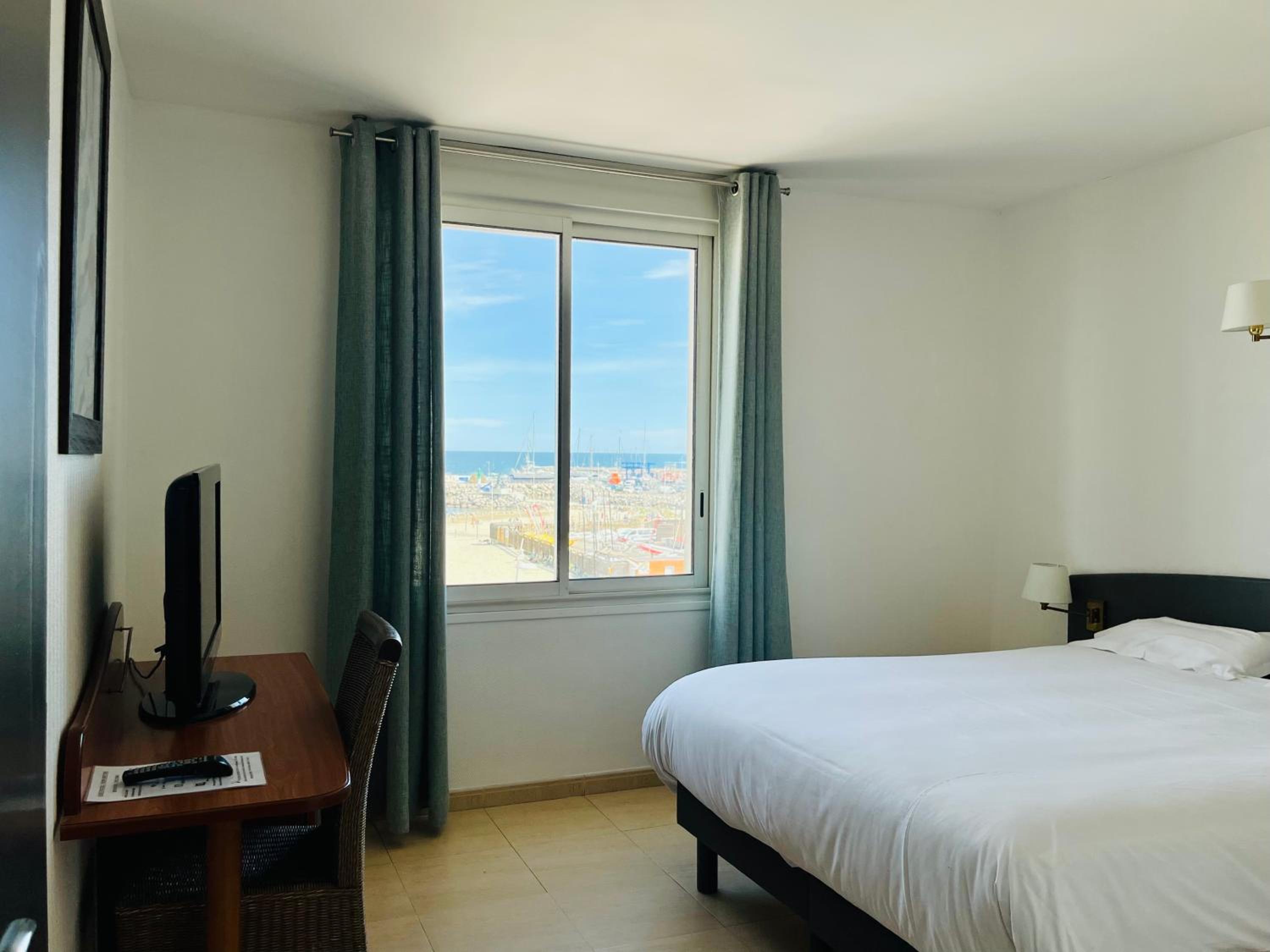 Double or Twin Room with Sea View - Photo 18