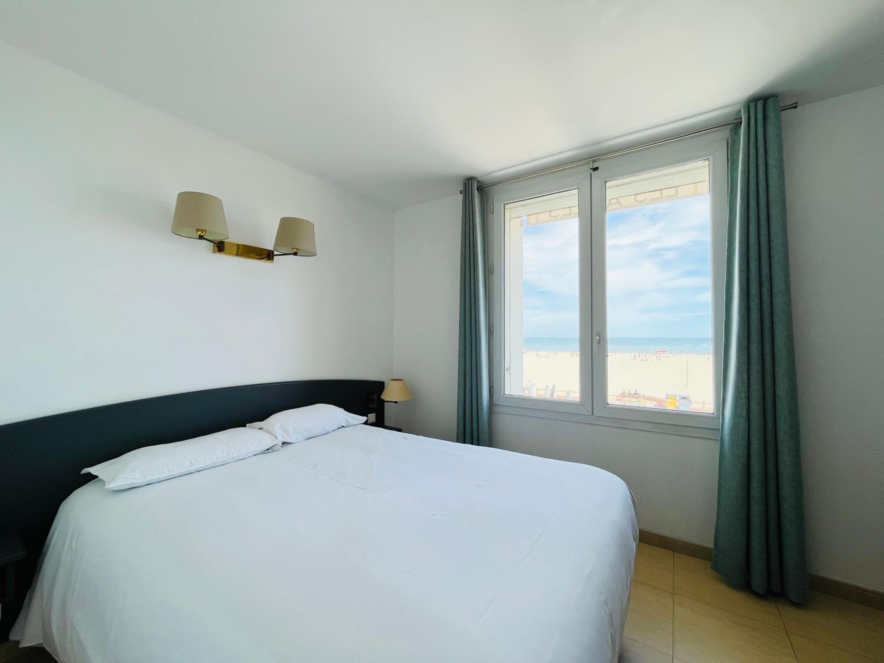 Double or Twin Room with Sea View - Photo 17