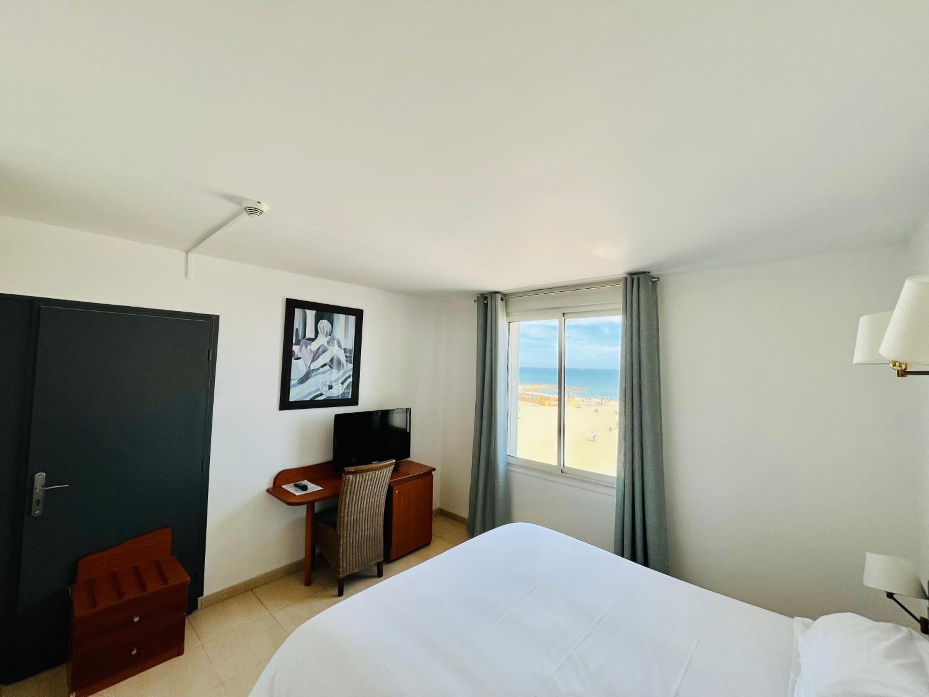 Double or Twin Room with Sea View - Photo 16