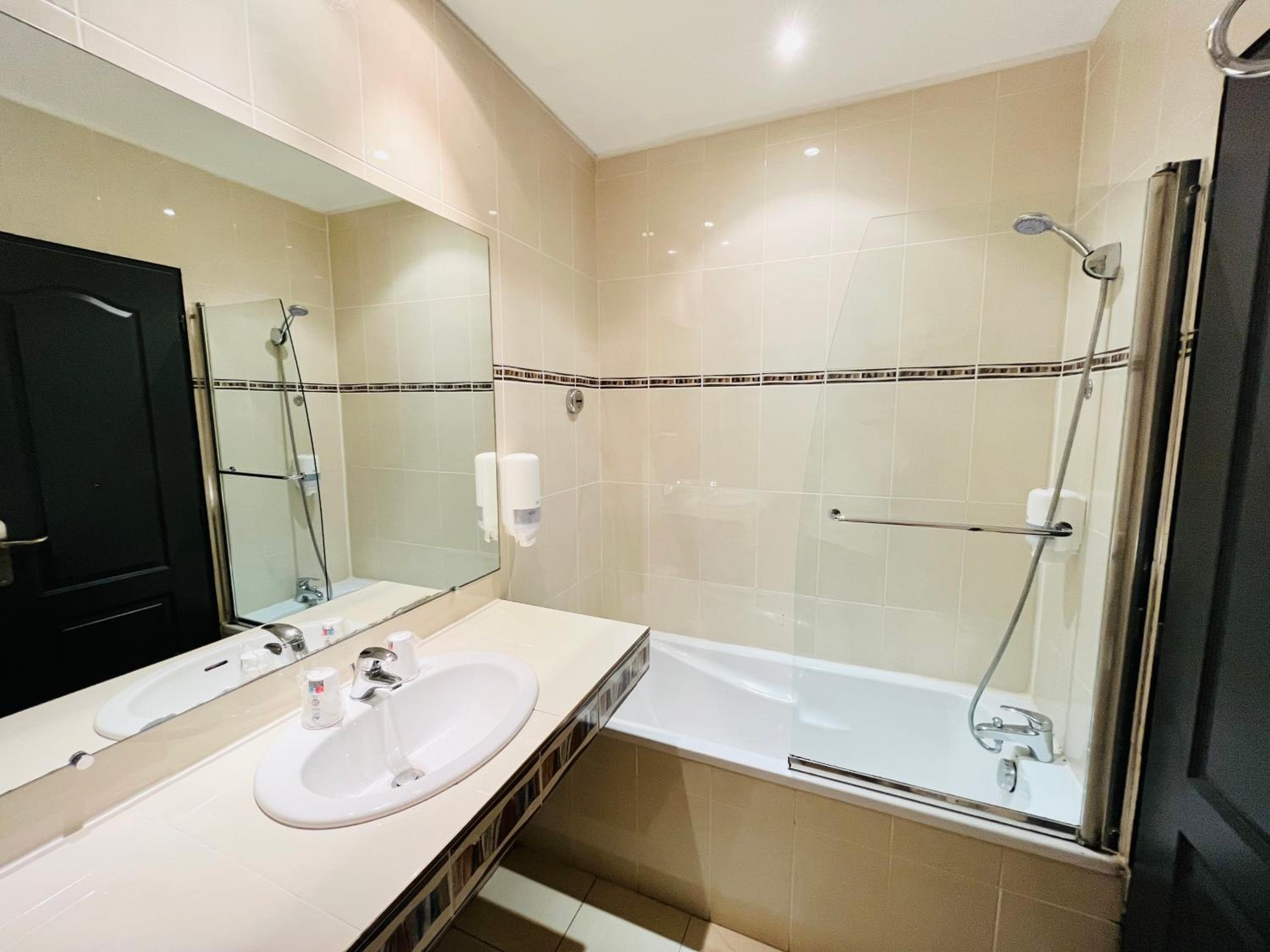 Double or Twin Room with Sea View - Photo 15