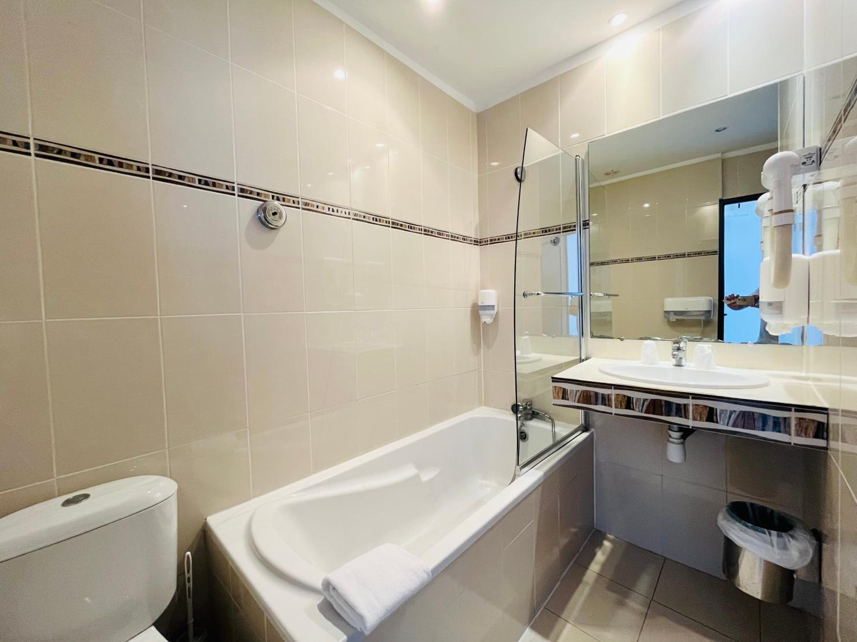 Double or Twin Room with Sea View - Photo 14