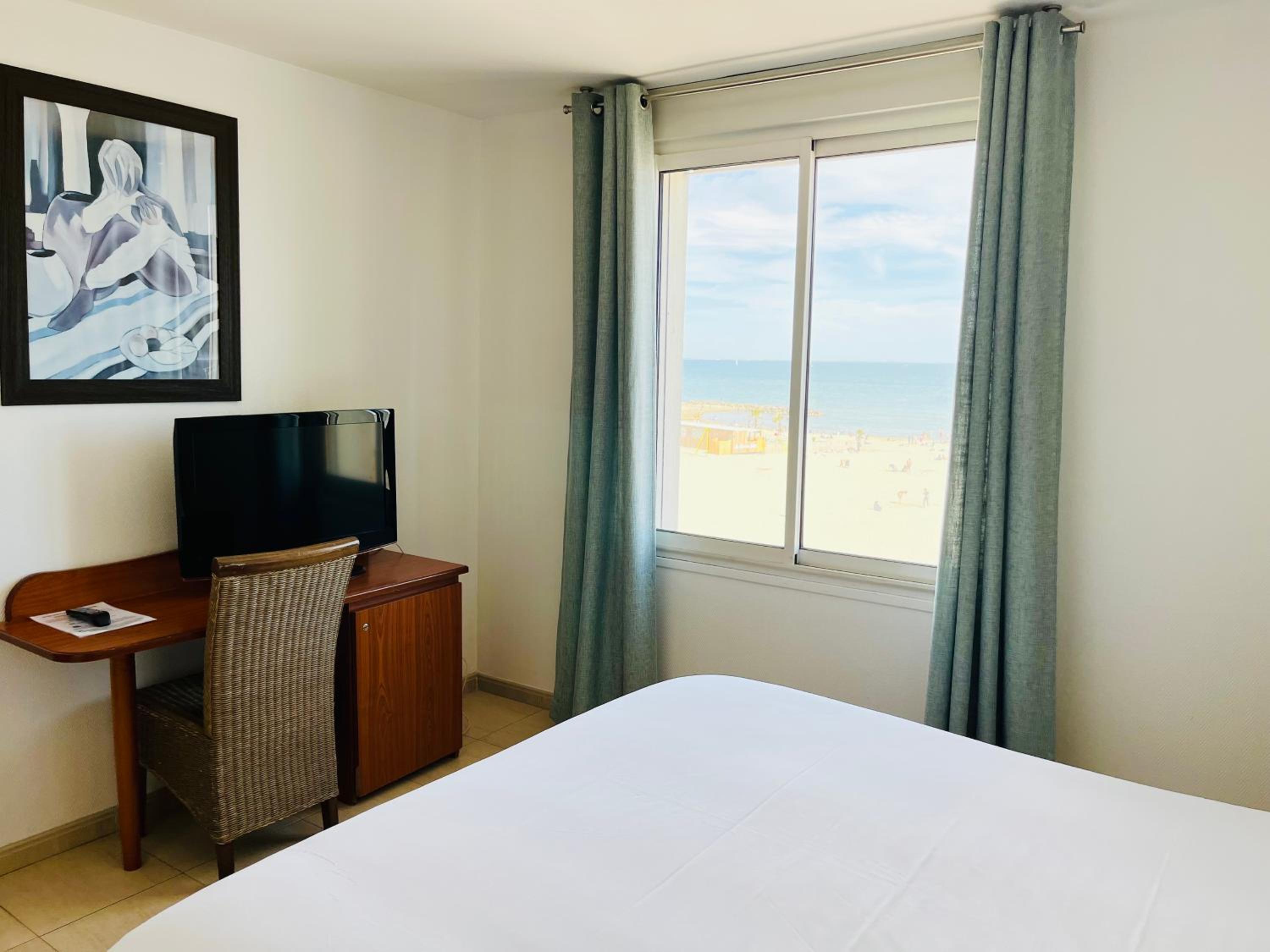 Double or Twin Room with Sea View - Photo 13