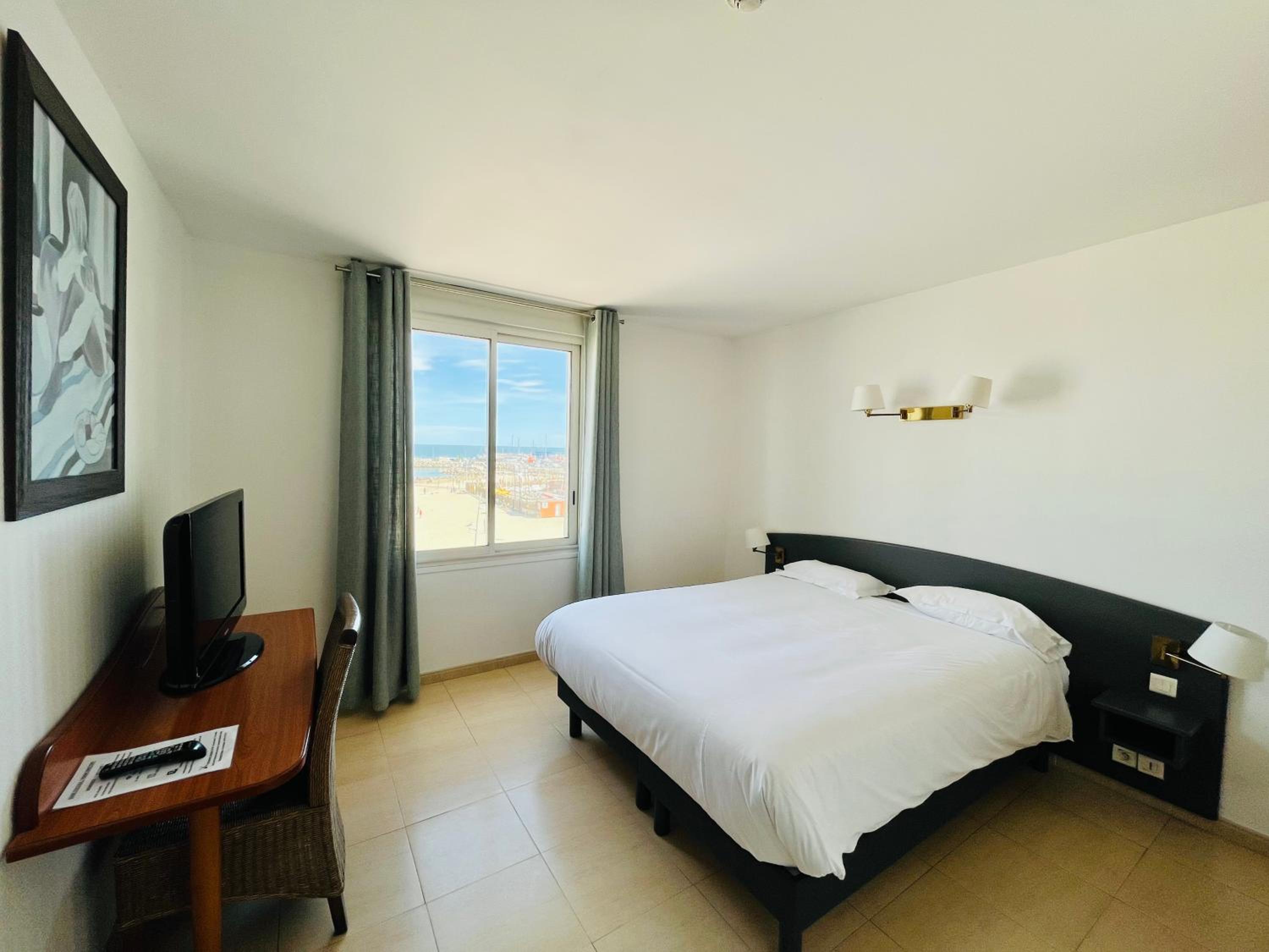 Double or Twin Room with Sea View - Photo 12