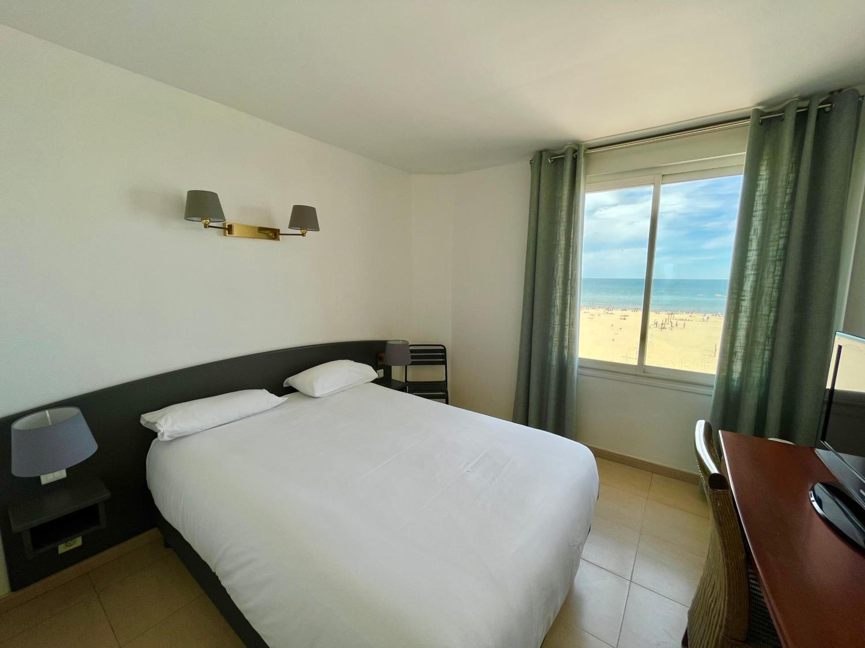 Double or Twin Room with Sea View - Photo 11