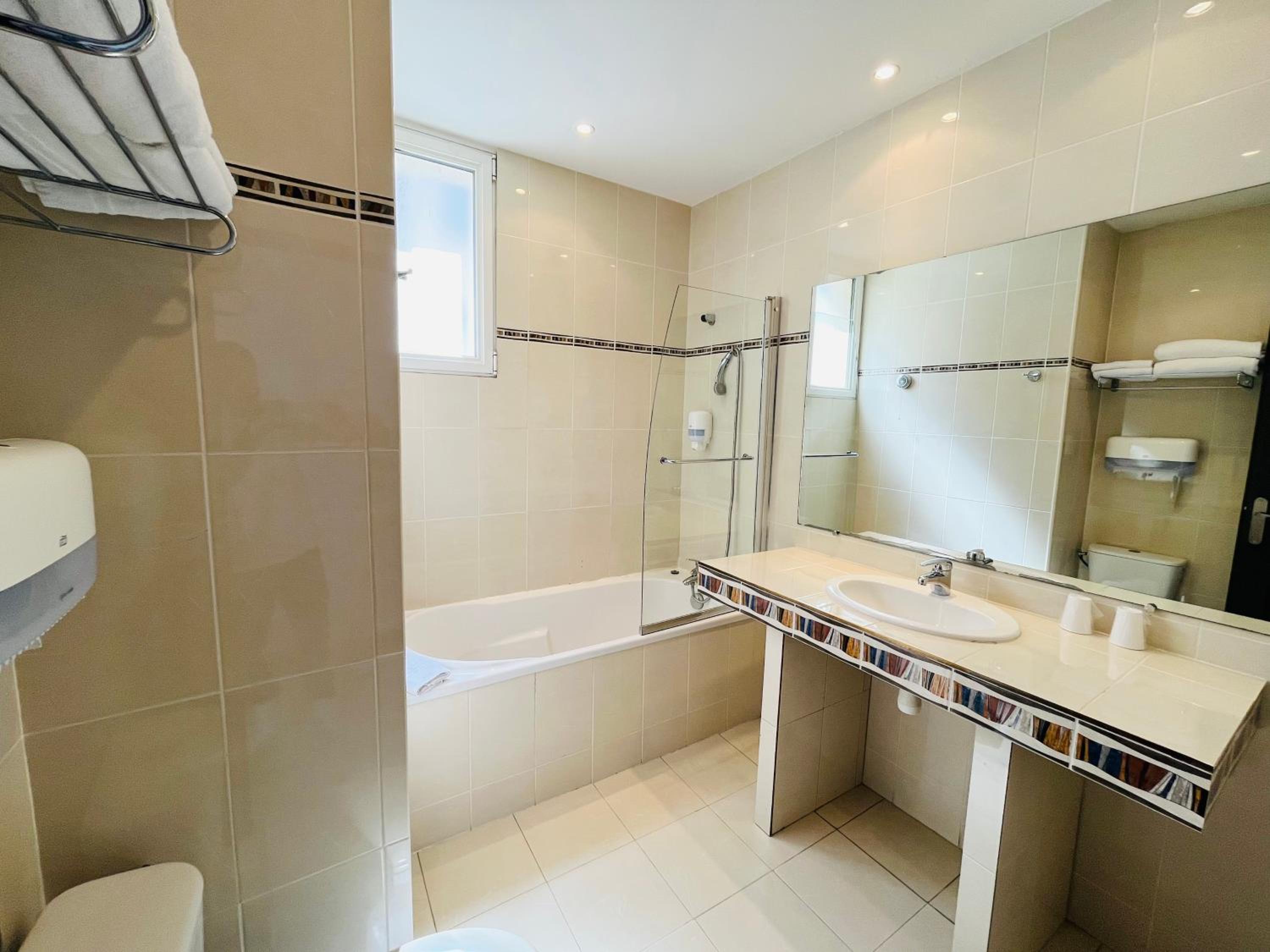 Double or Twin Room with Sea View - Photo 4