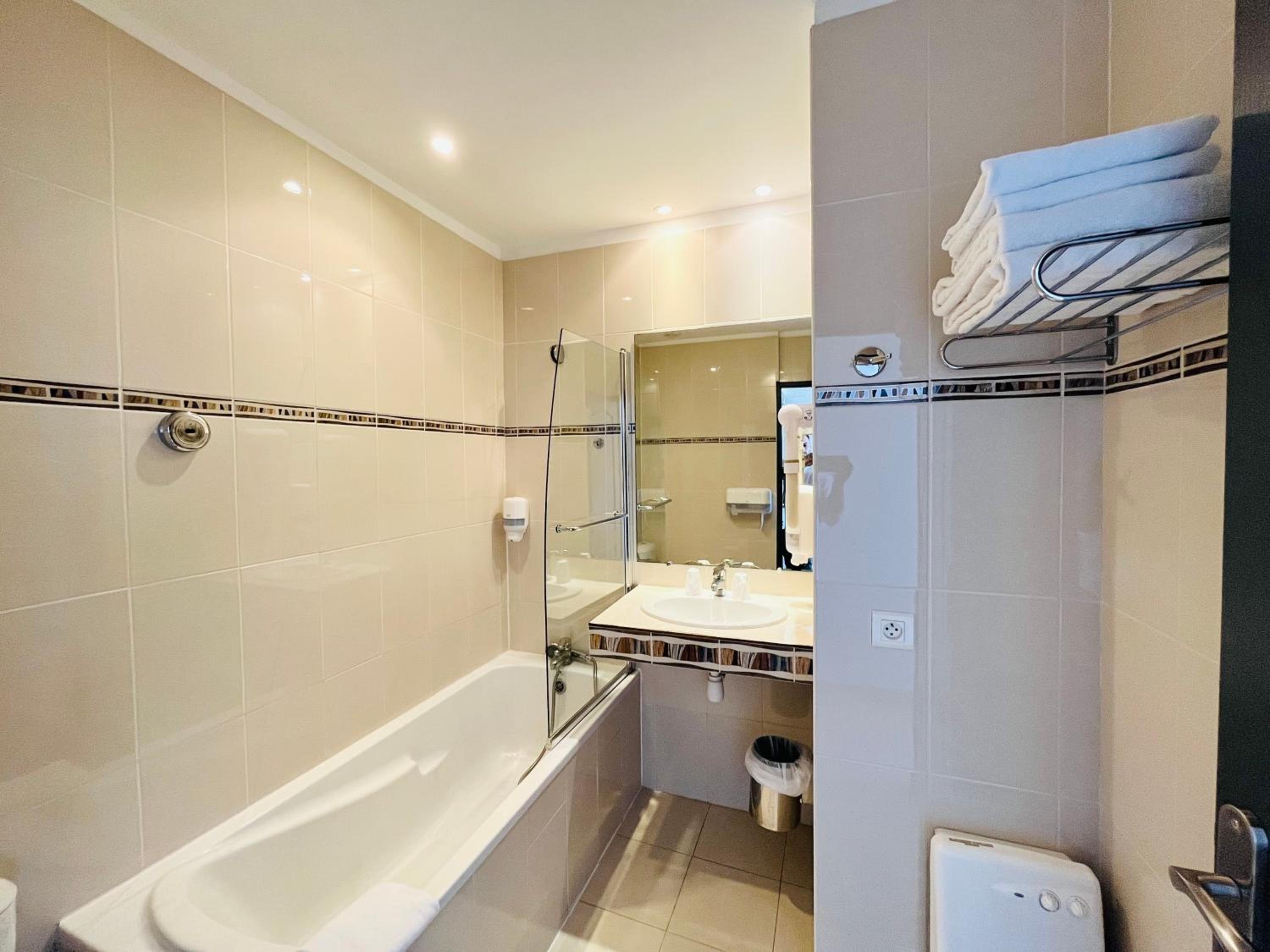 Double or Twin Room with Sea View - Photo 9