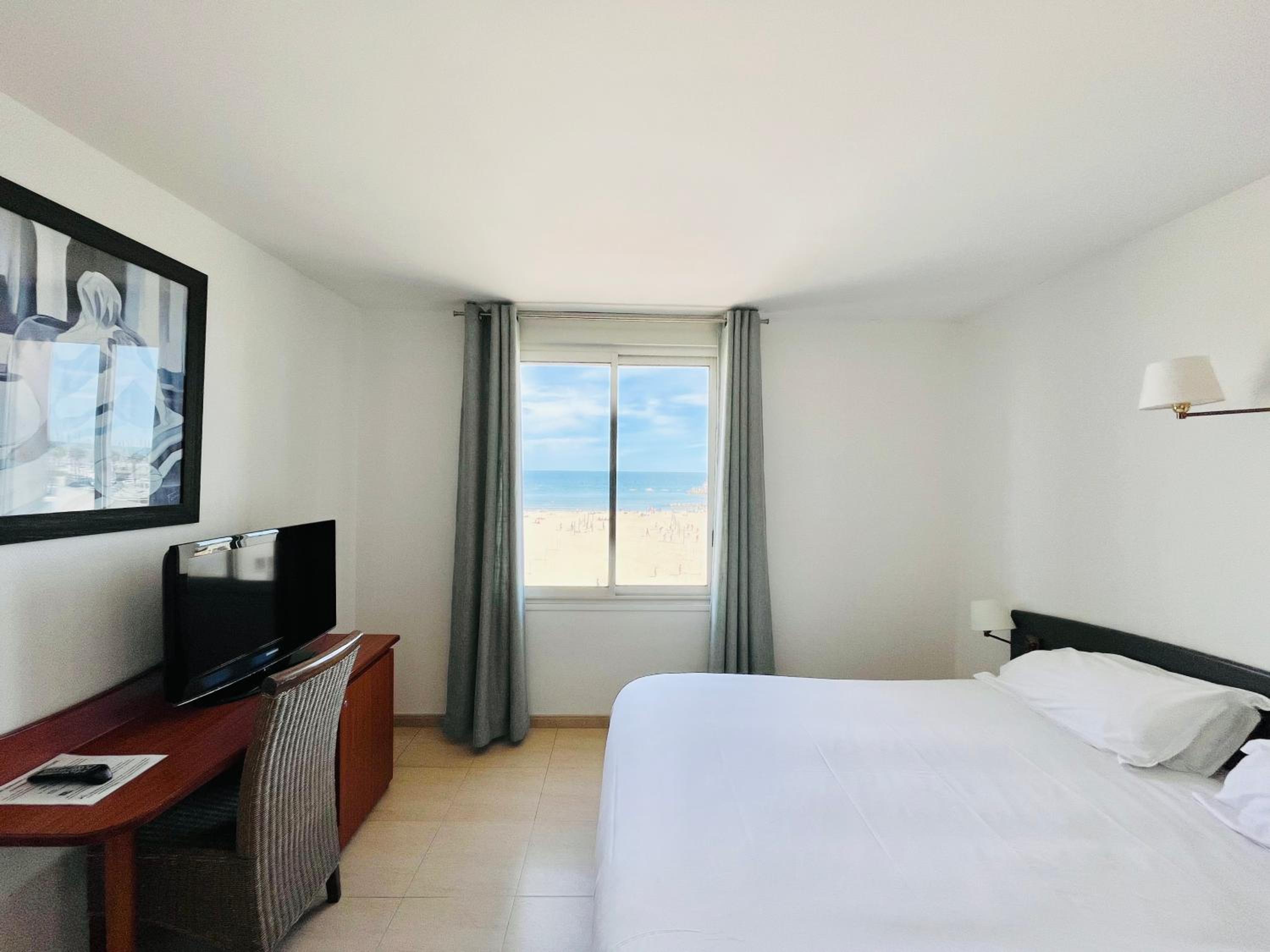 Double or Twin Room with Sea View - Photo 8