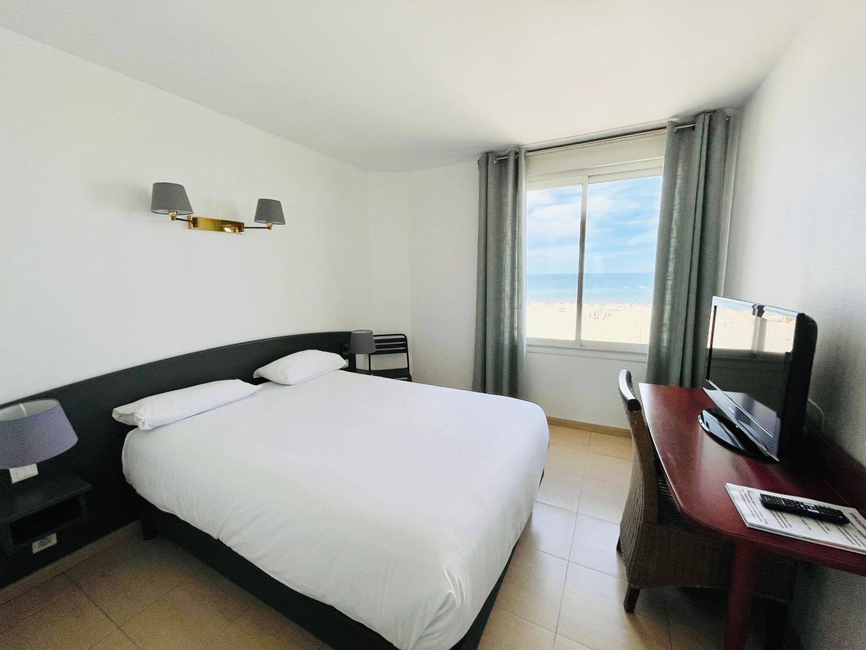 Double or Twin Room with Sea View - Photo 7
