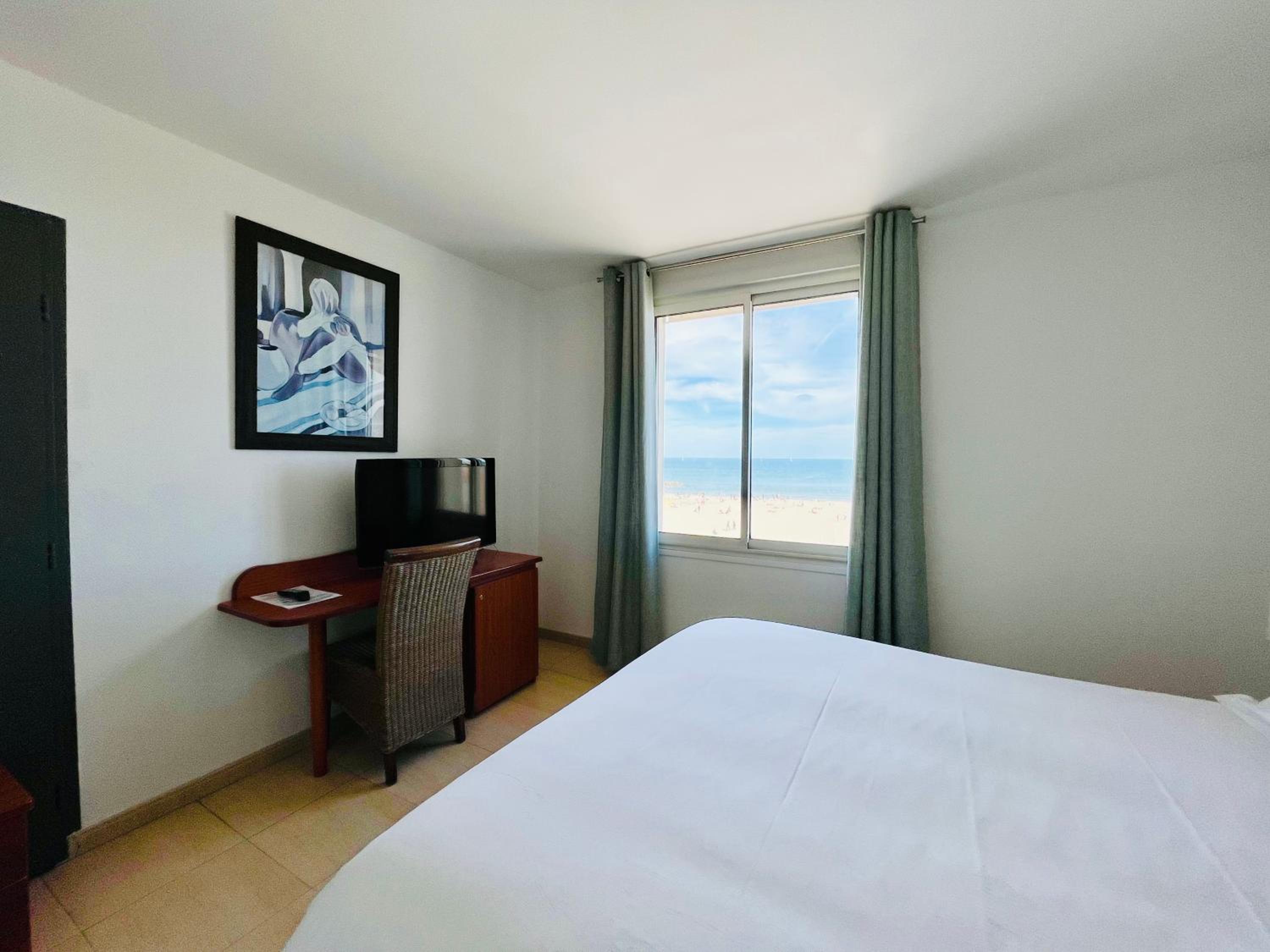 Double or Twin Room with Sea View - Photo 6