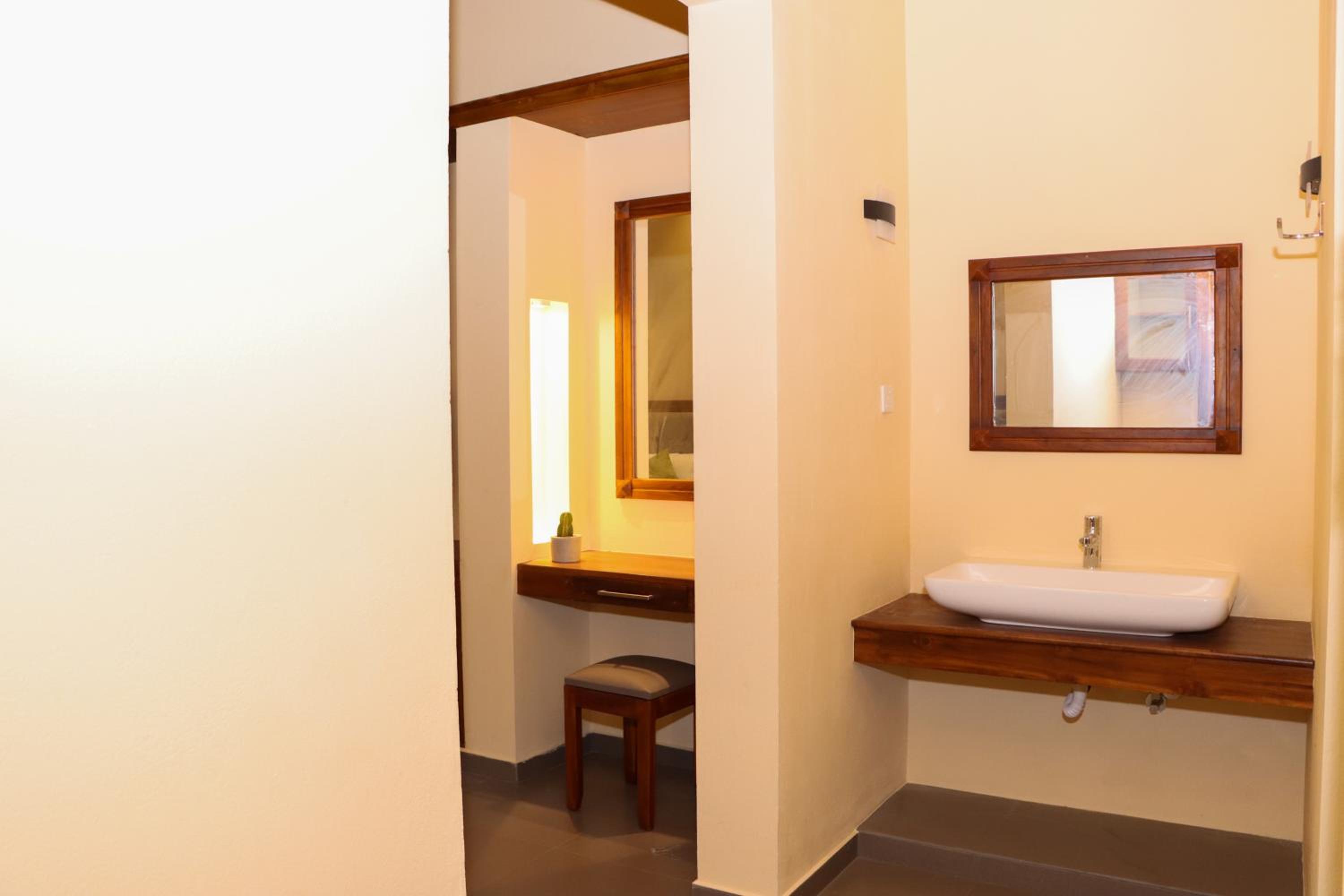 Deluxe Family Suite - Photo 24