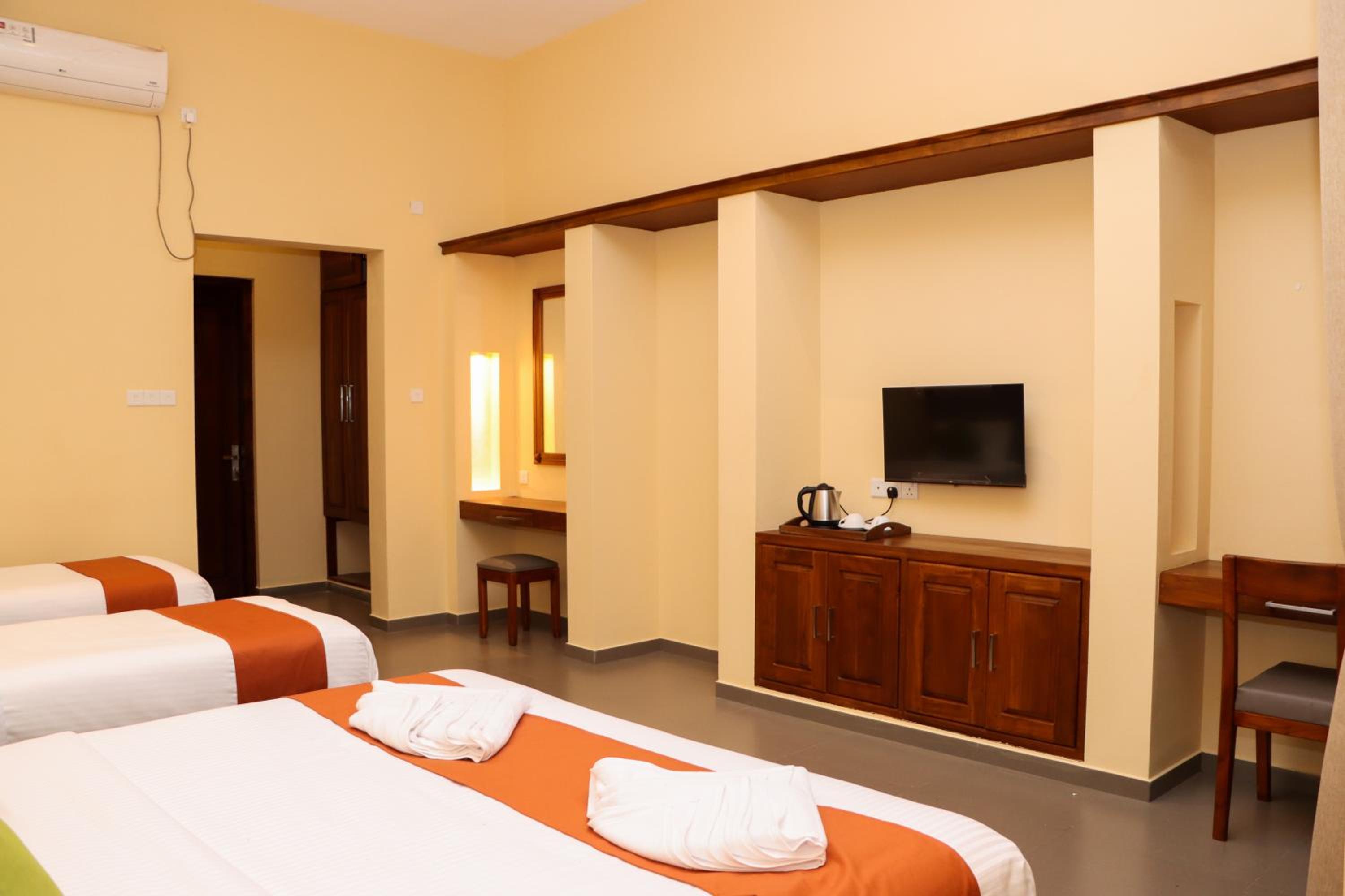 Deluxe Family Suite - Photo 2
