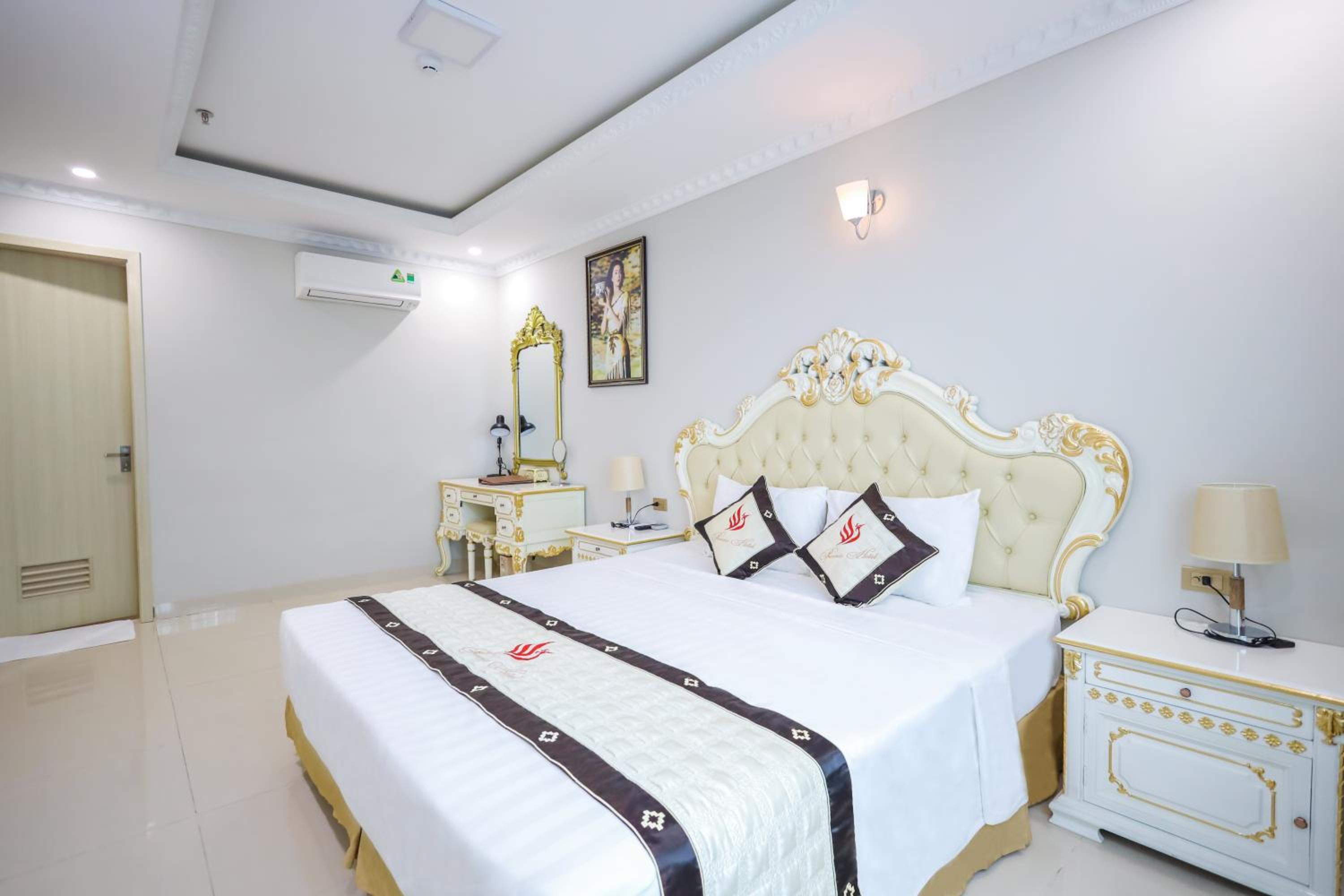 King Suite with Spa Bath photo 3