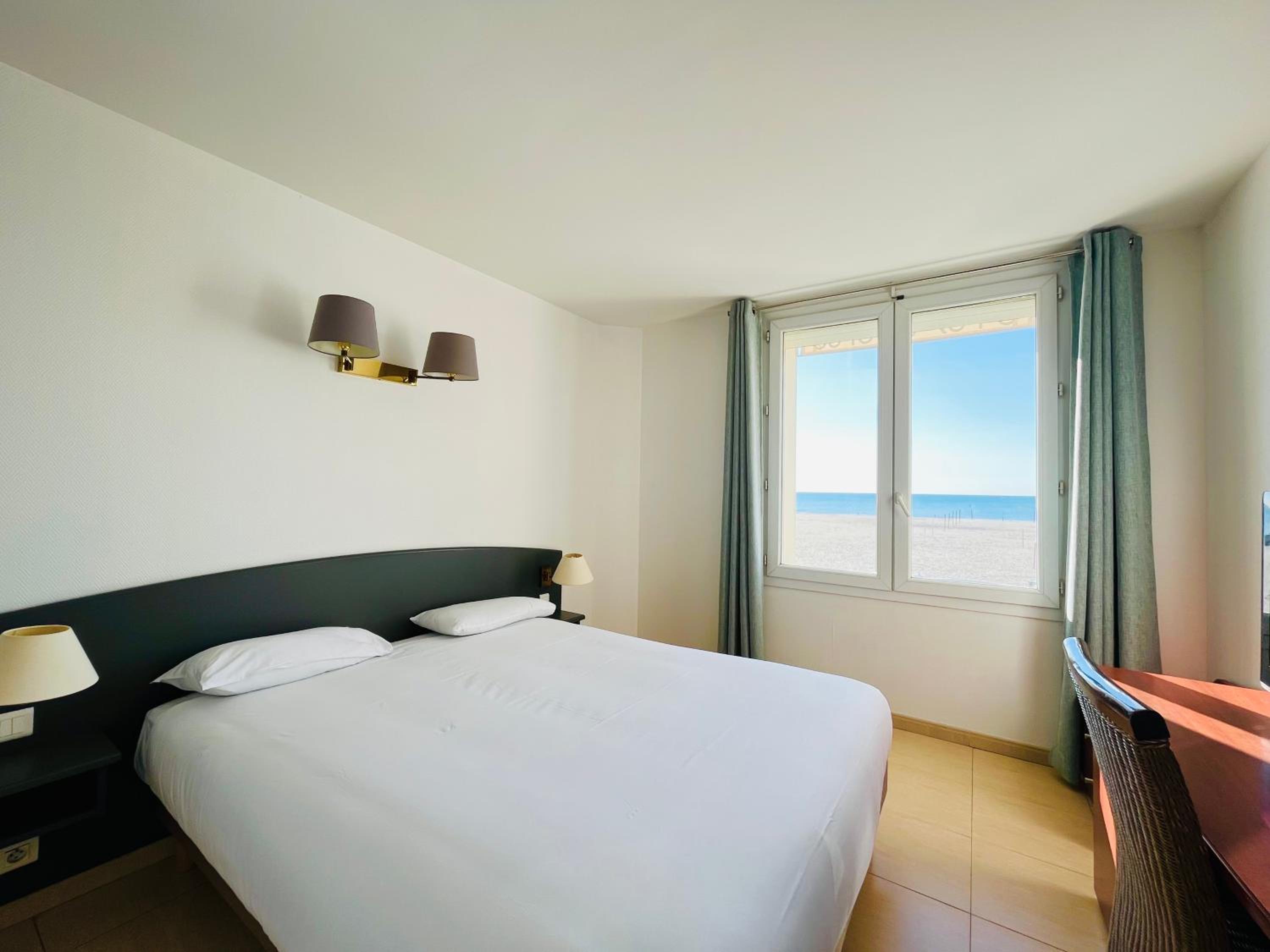 Double or Twin Room with Sea View - Photo 1