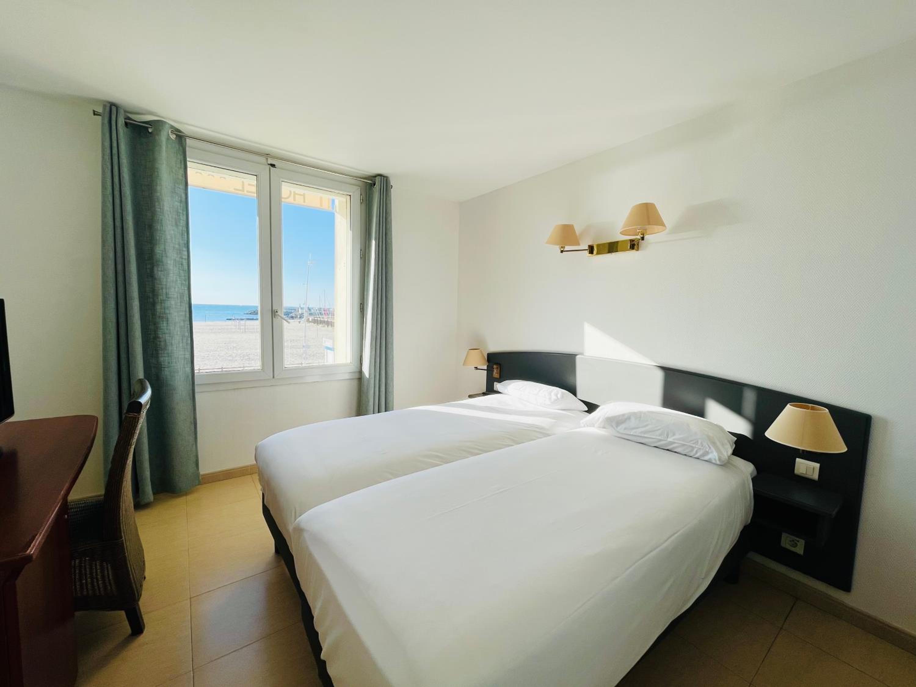 Double or Twin Room with Sea View - Photo 3