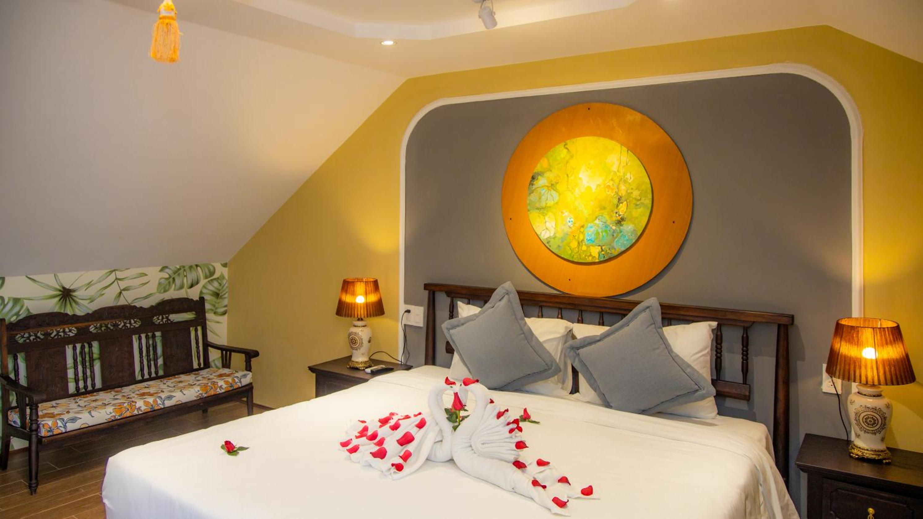 Deluxe Double Room with Bath - Photo 9