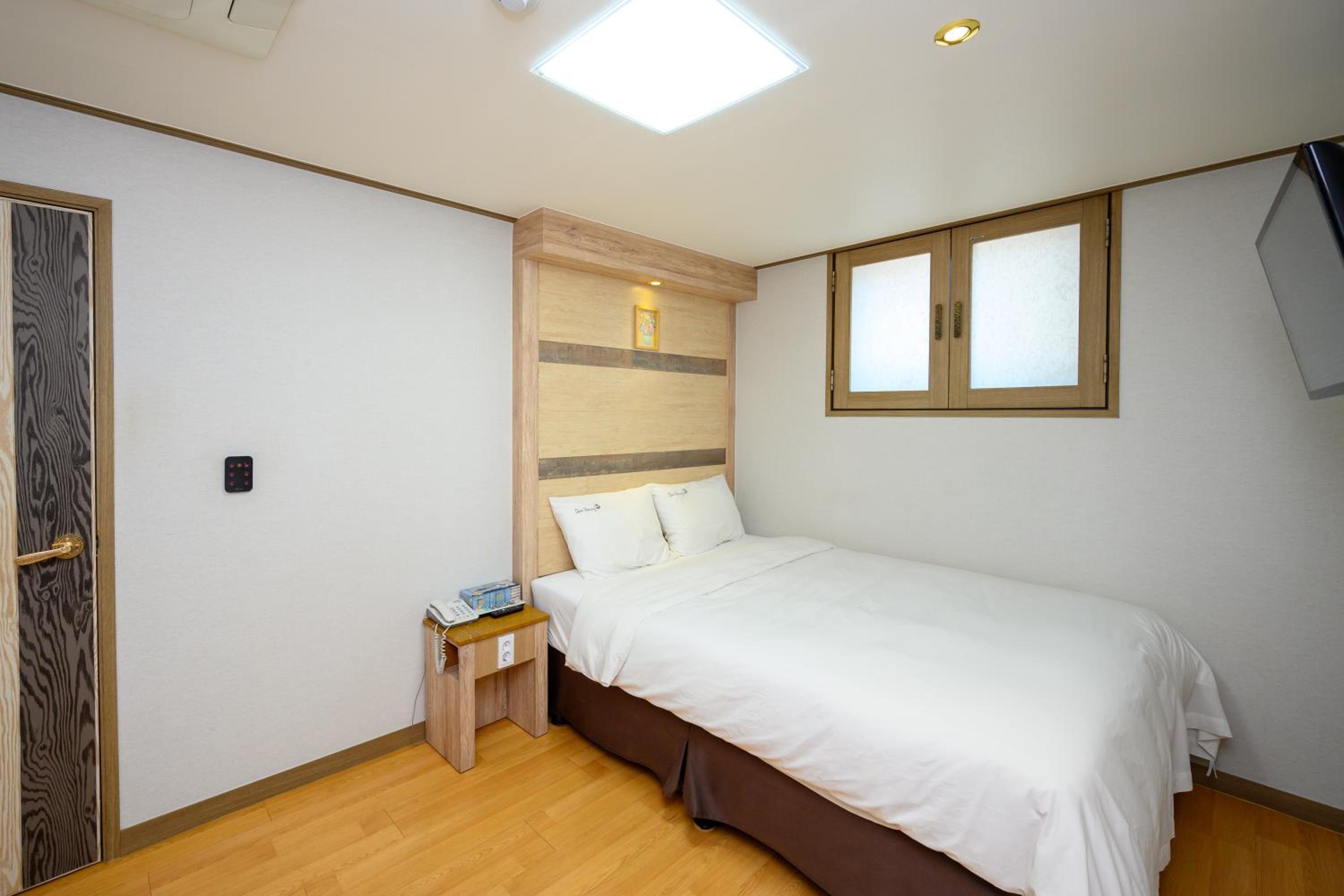 Deluxe Queen Room - Photo 17