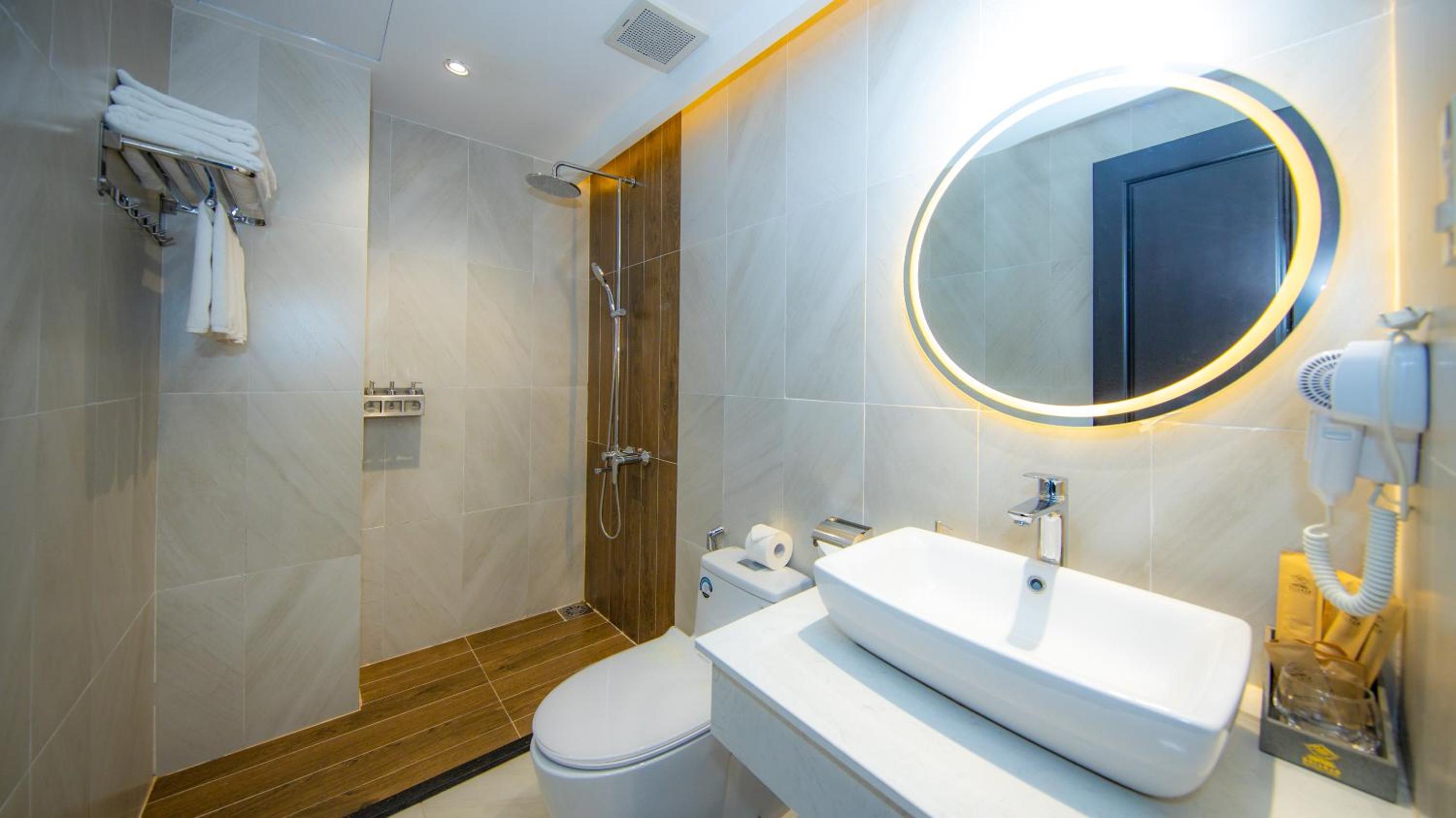 Suite with Balcony - Photo 11