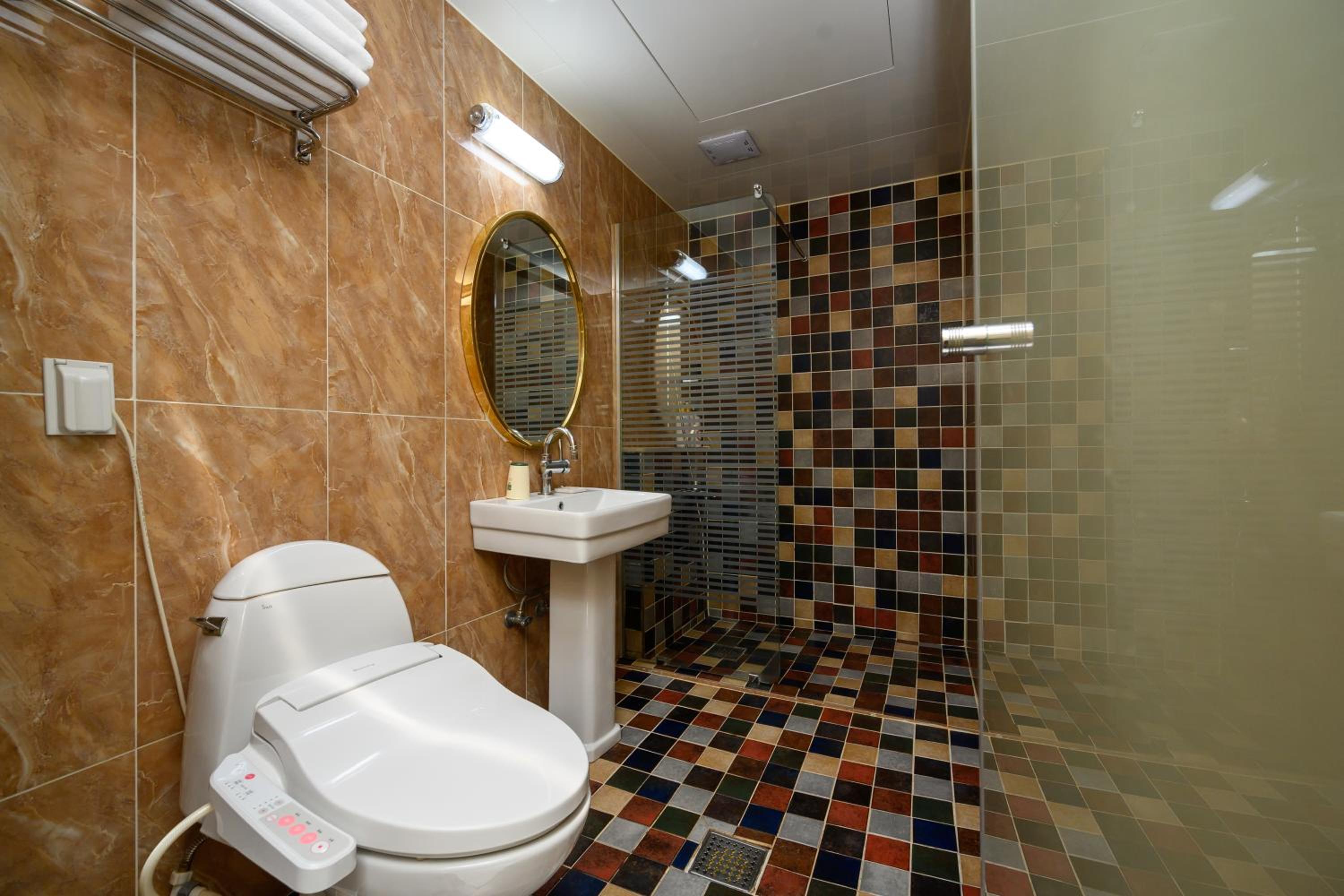 Deluxe Queen Room - Photo 3