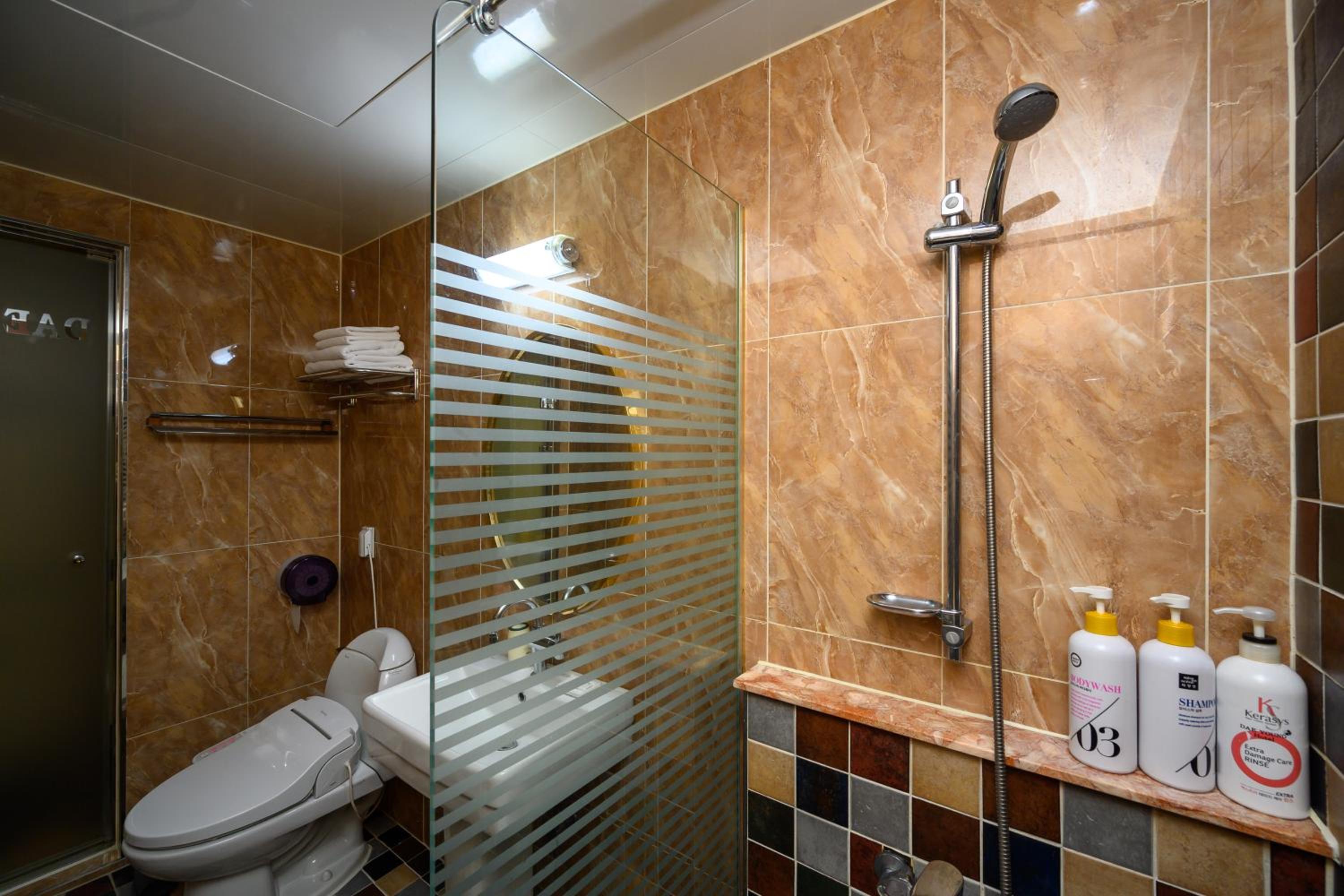 Deluxe Queen Room - Photo 2