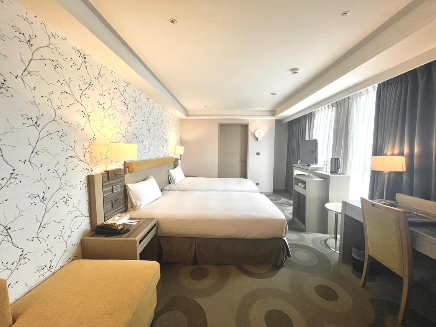Corner Double Room thumbnail 5
