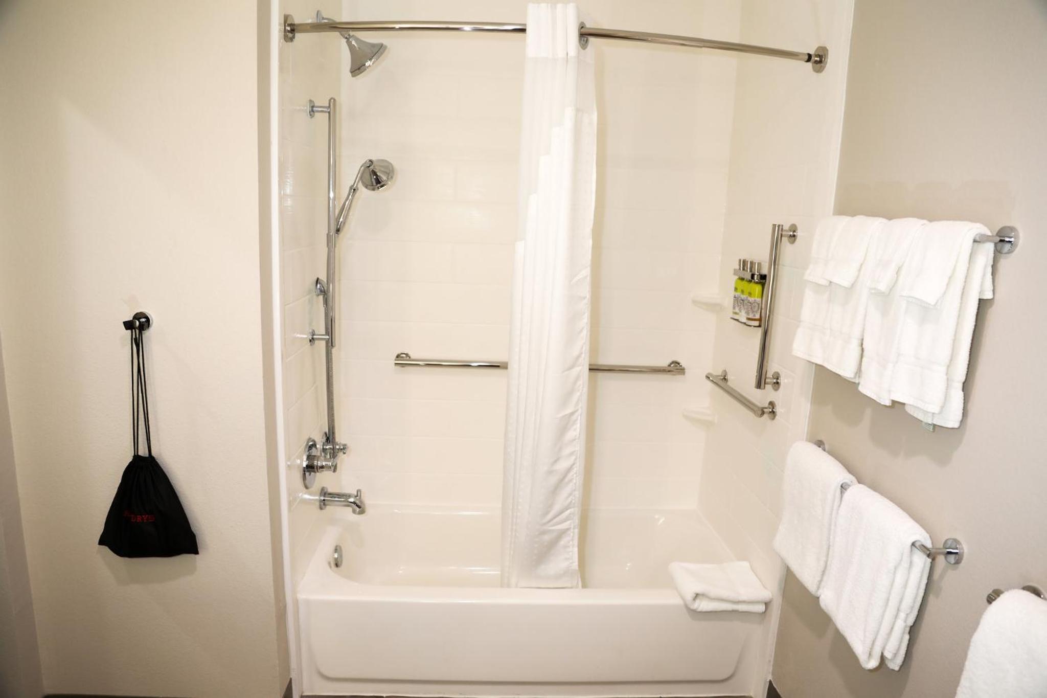 Standard Queen Room with Two Queen Beds and Mobility Accessible Tub