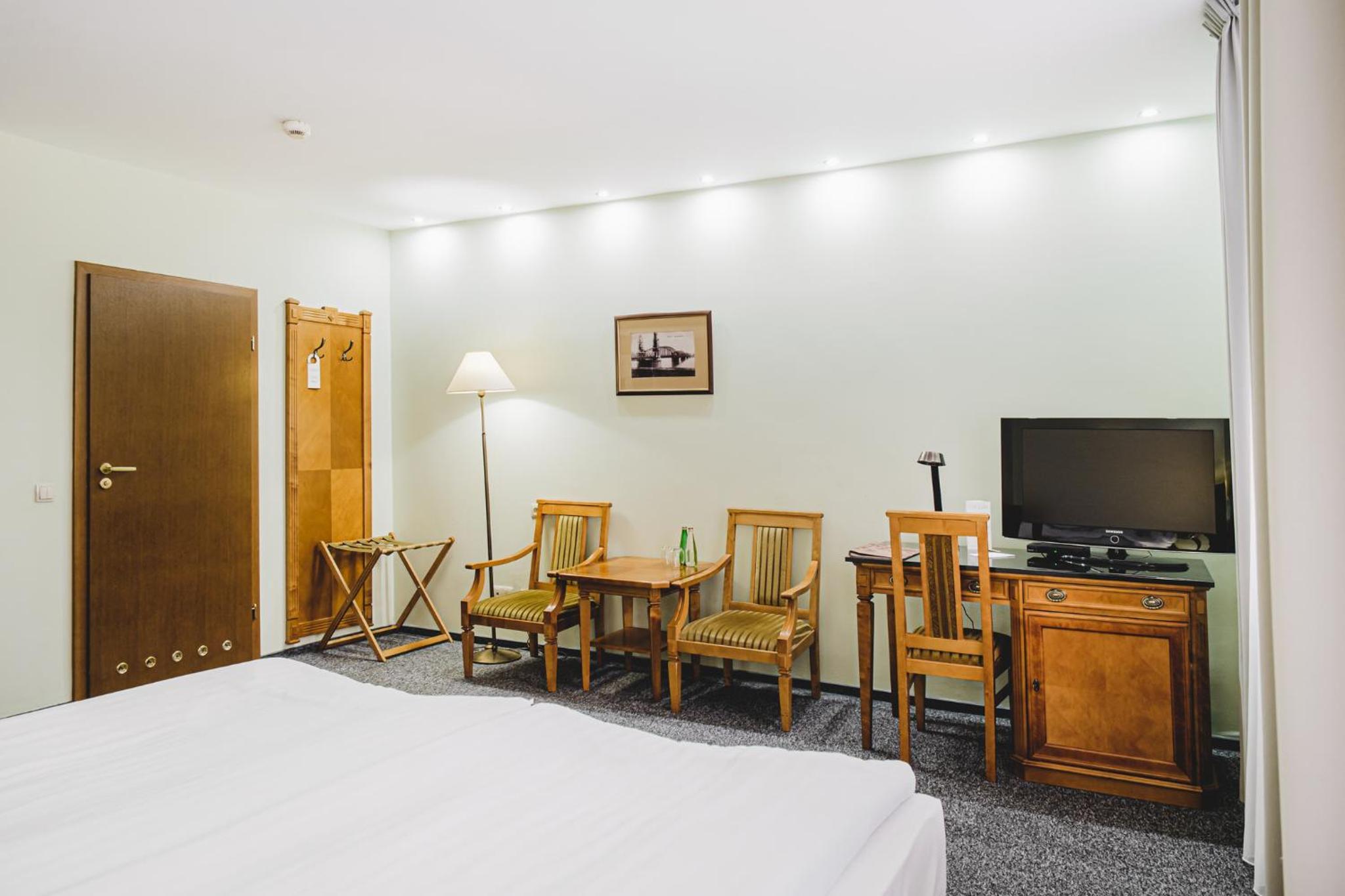 Large Double Room - Photo 1