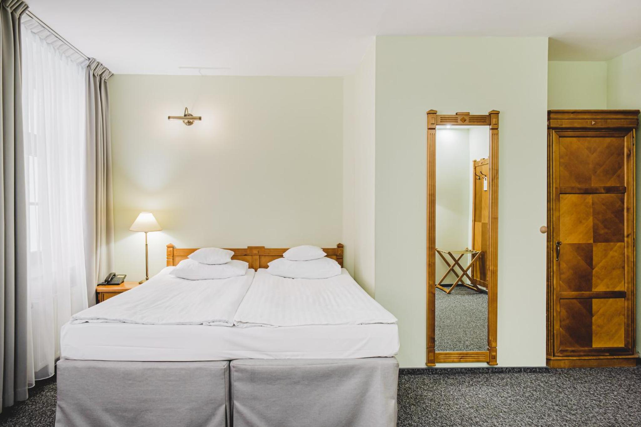 Large Double Room - Photo 3