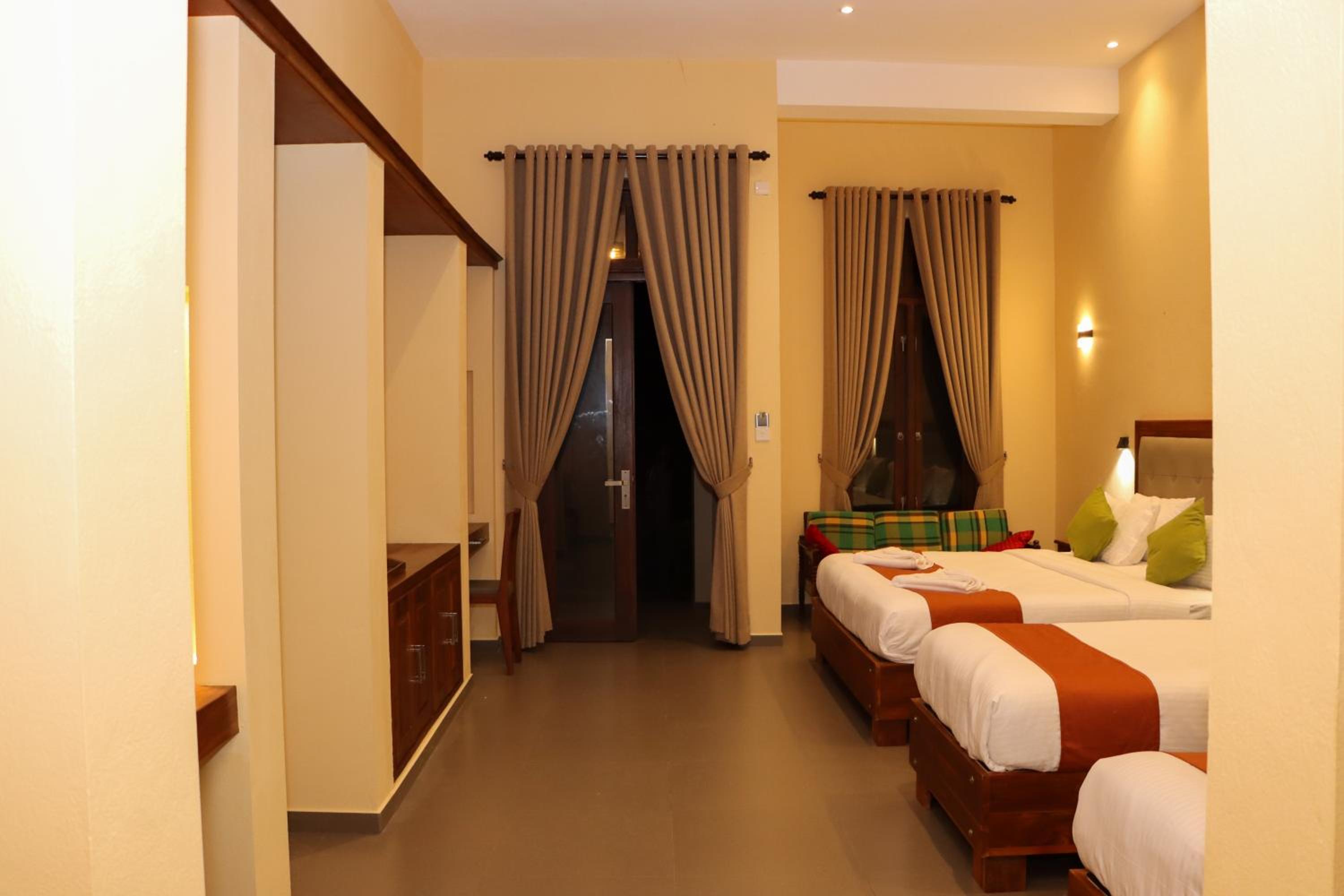Deluxe Family Suite - Photo 19