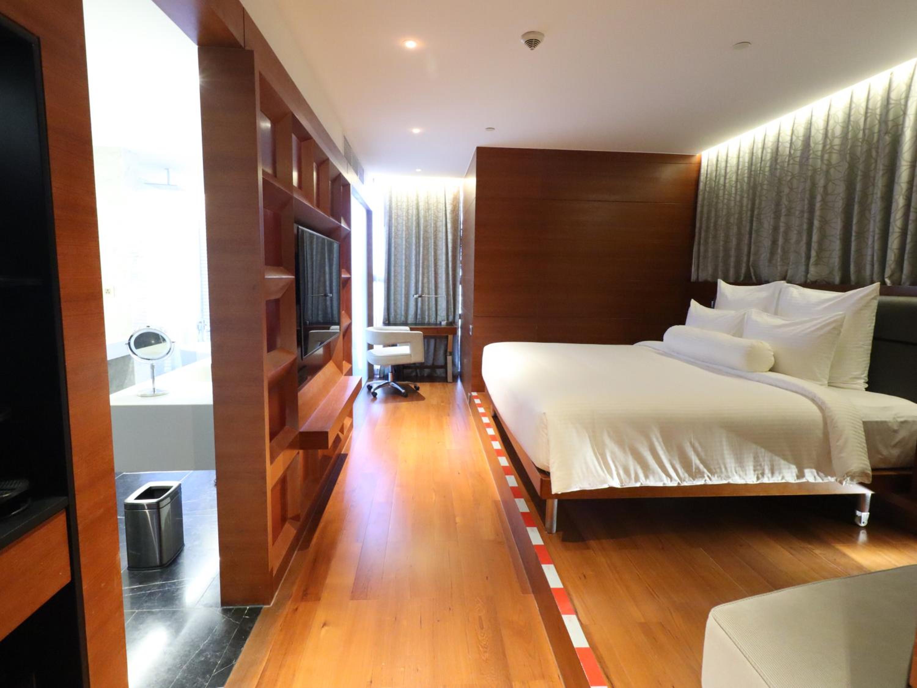 Corner Deluxe King Room