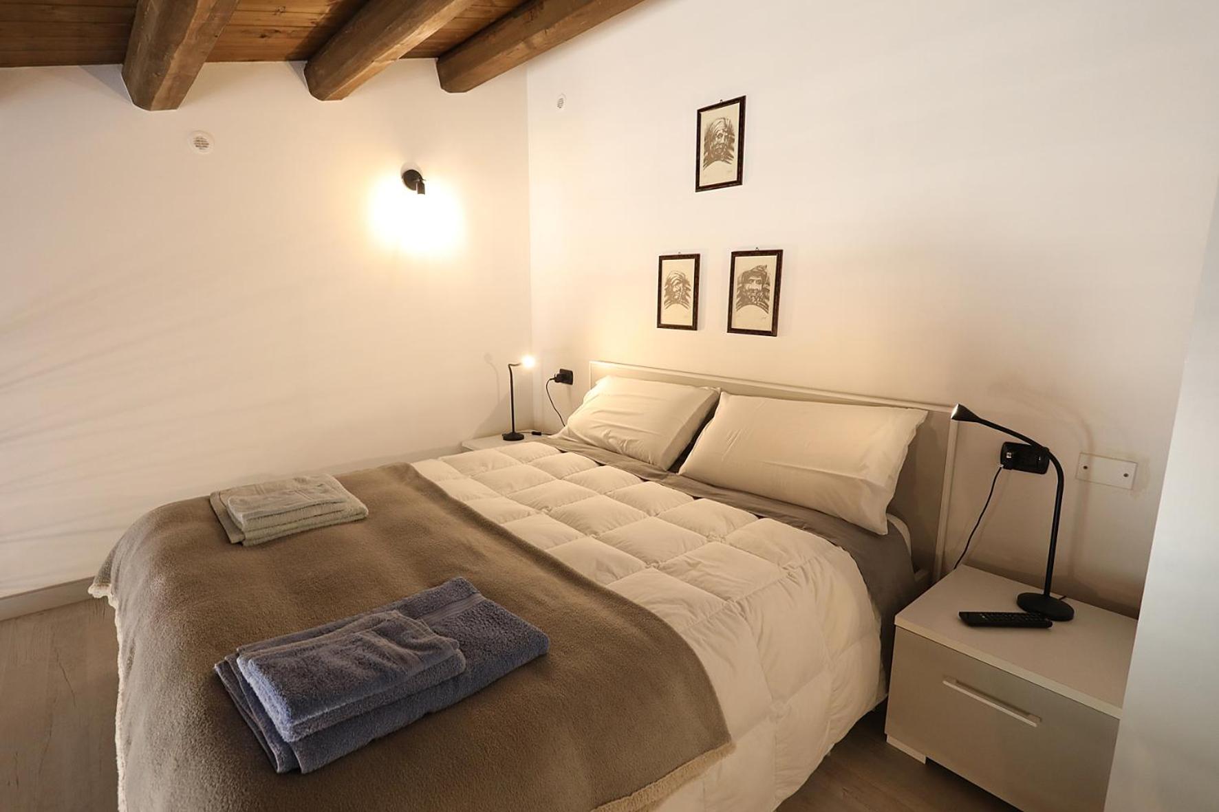 Quadruple Room with Private Bathroom - Photo 22