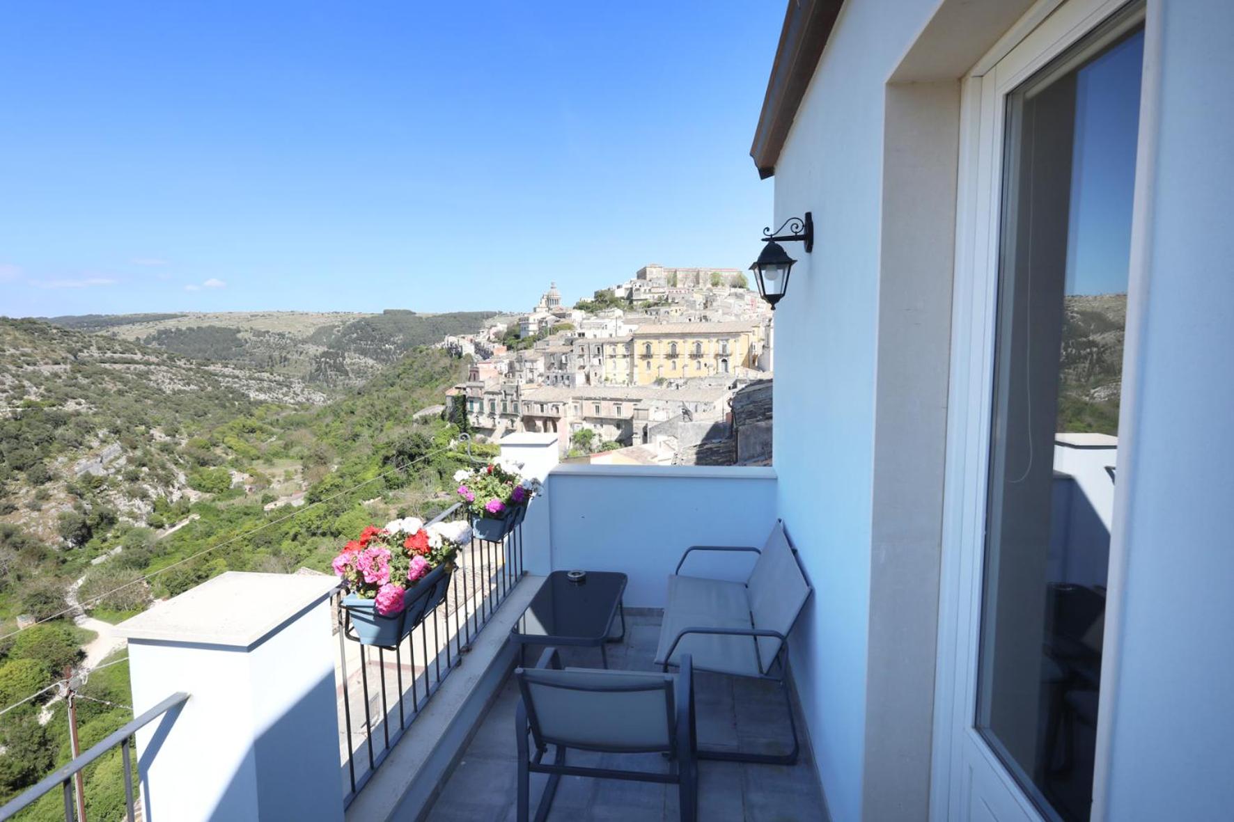 Double Room with Terrace - Photo 3