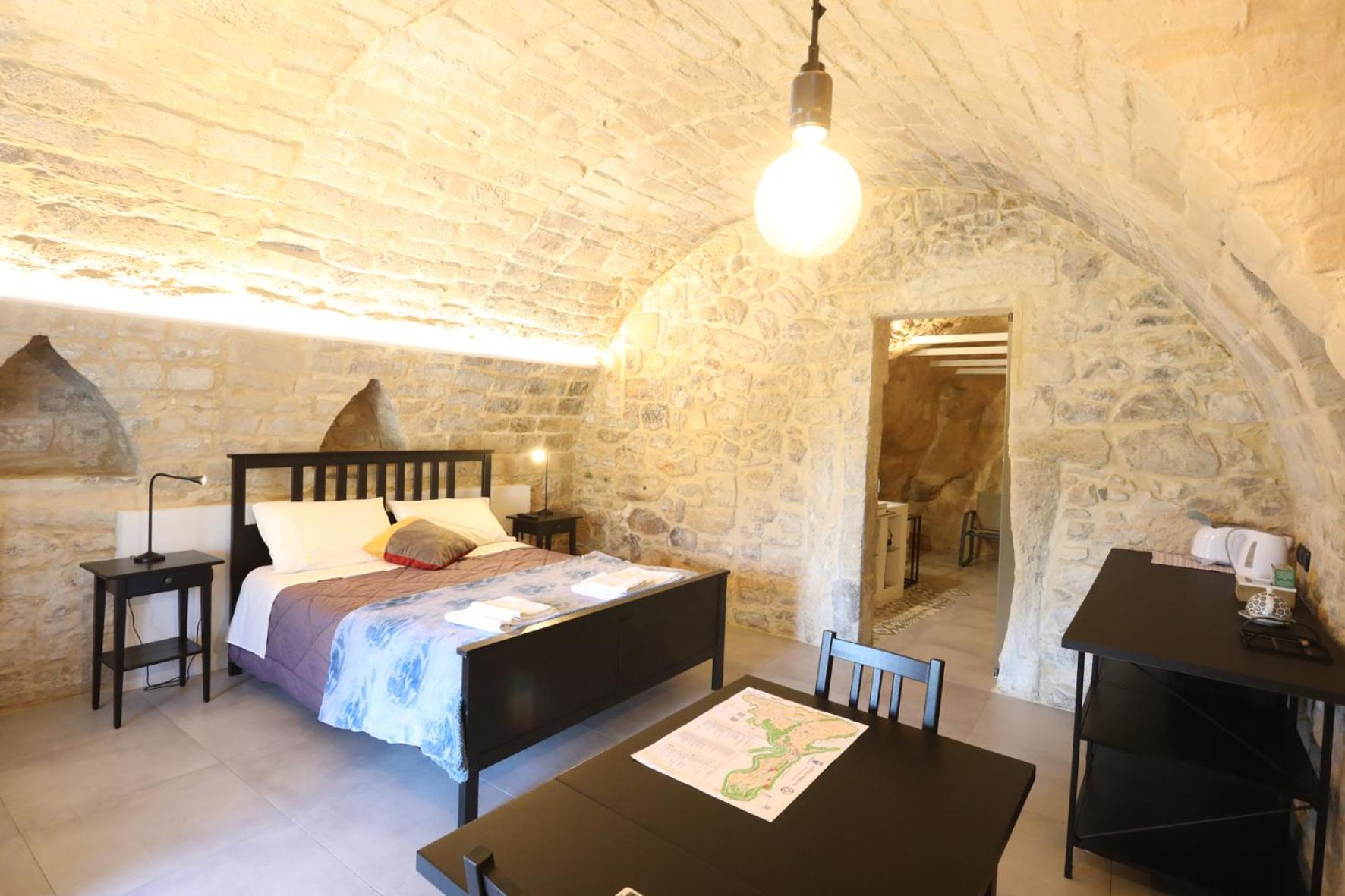 Double Room with Private Bathroom - Photo 2