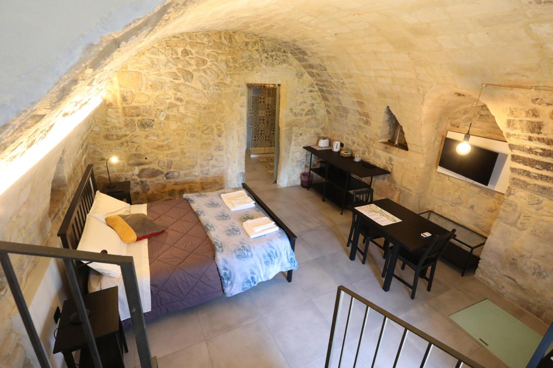 Double Room with Private Bathroom - Photo 29