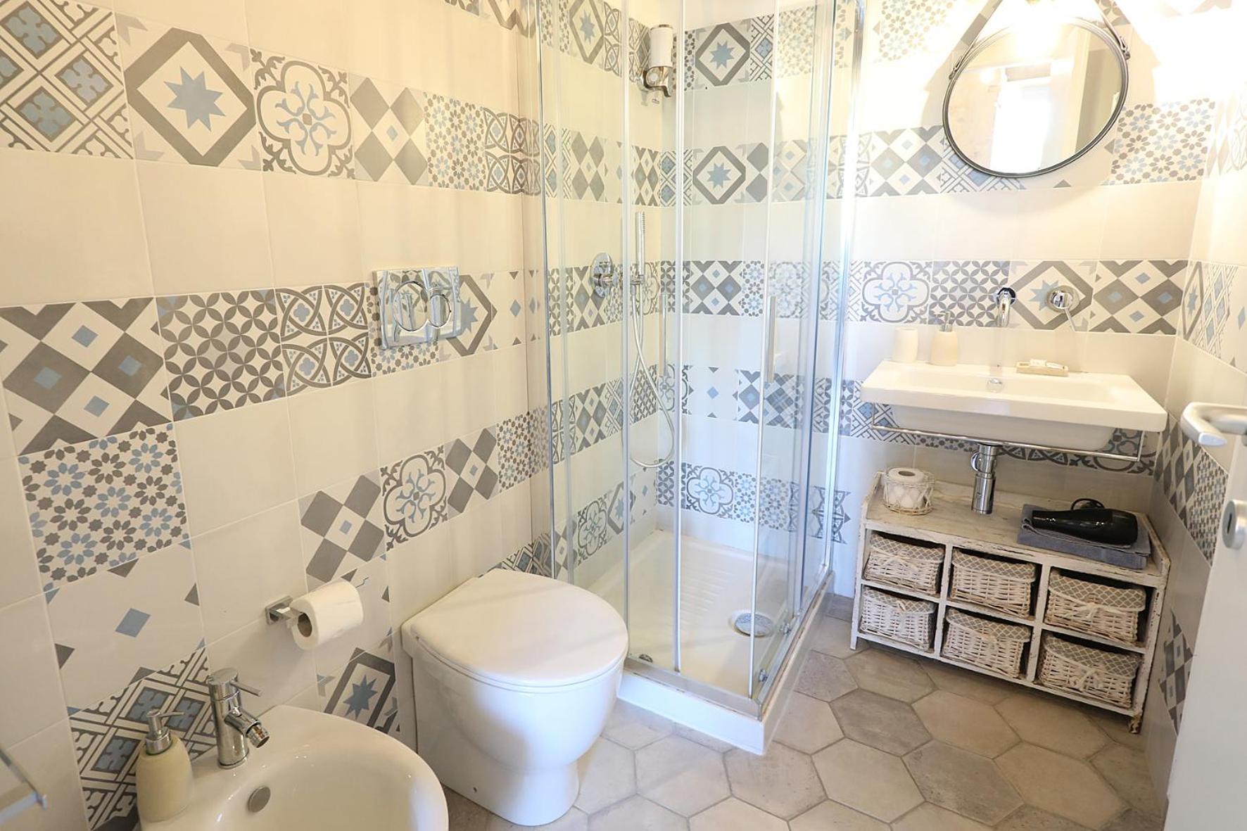 Quadruple Room with Private Bathroom - Photo 13