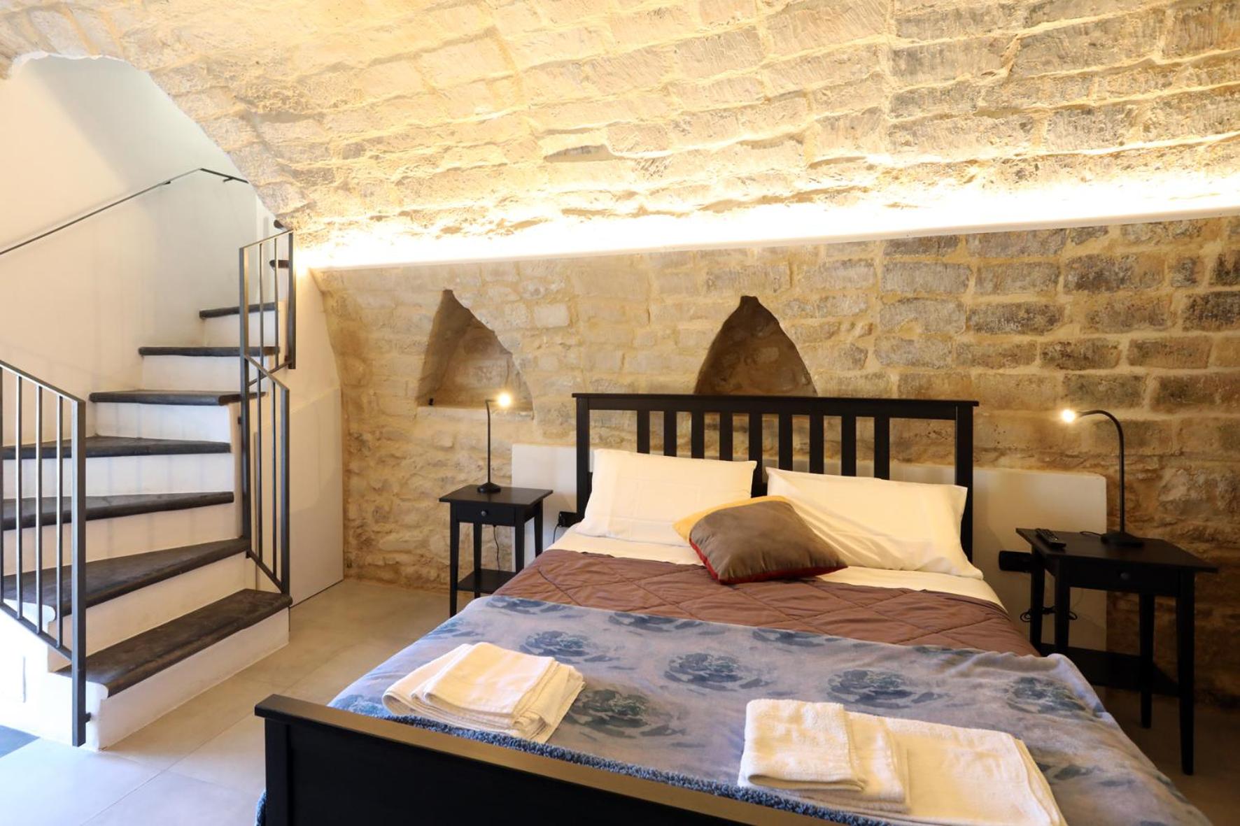 Double Room with Private Bathroom - Photo 27